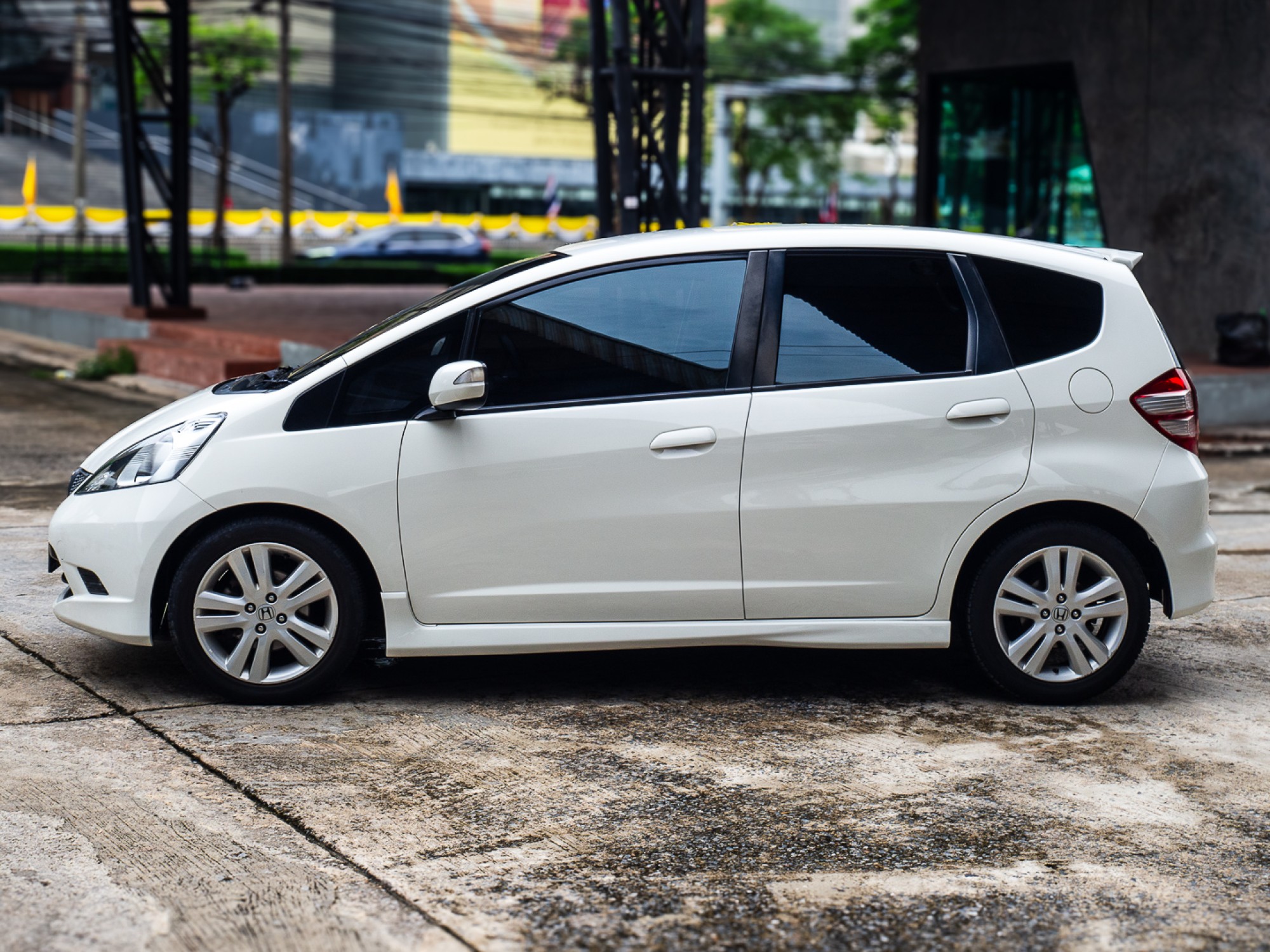 2008 Honda Jazz GE สีขาว (รูปที่ 4)