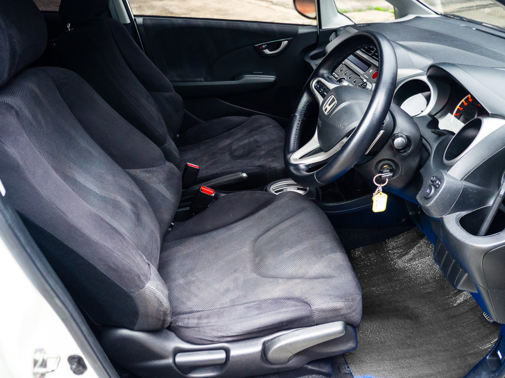 2008 Honda Jazz GE สีขาว (รูปที่ 9)