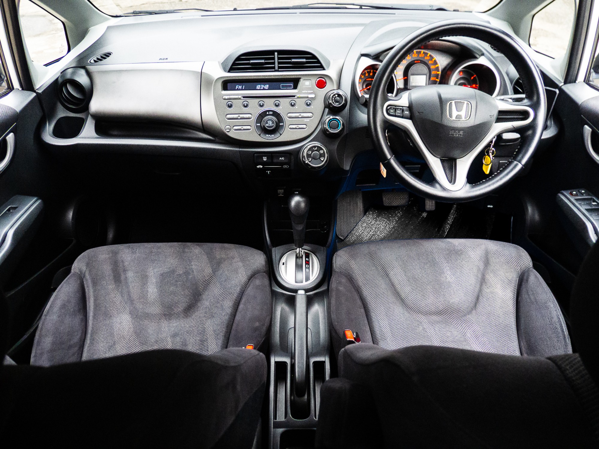2008 Honda Jazz GE สีขาว (รูปที่ 13)