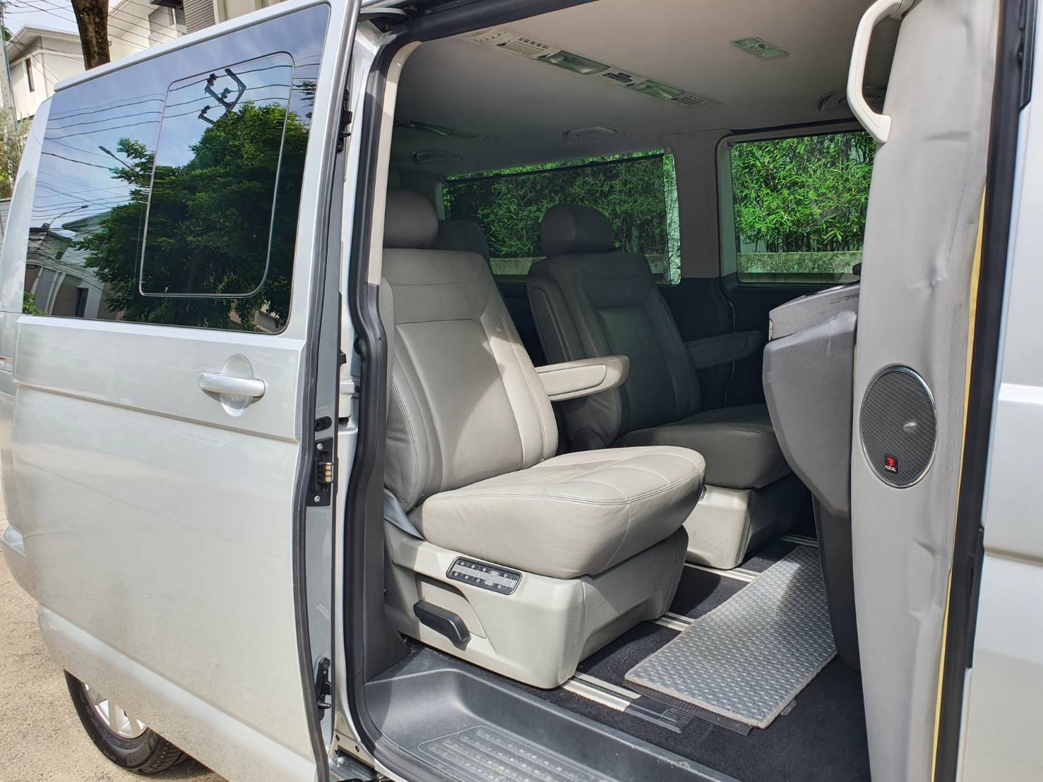 Volkswagen Caravelle 2.0 T5 ปี 2012 สีบรอนซ์เงิน มือ1 รถศูนย์ (รูปที่ 7)