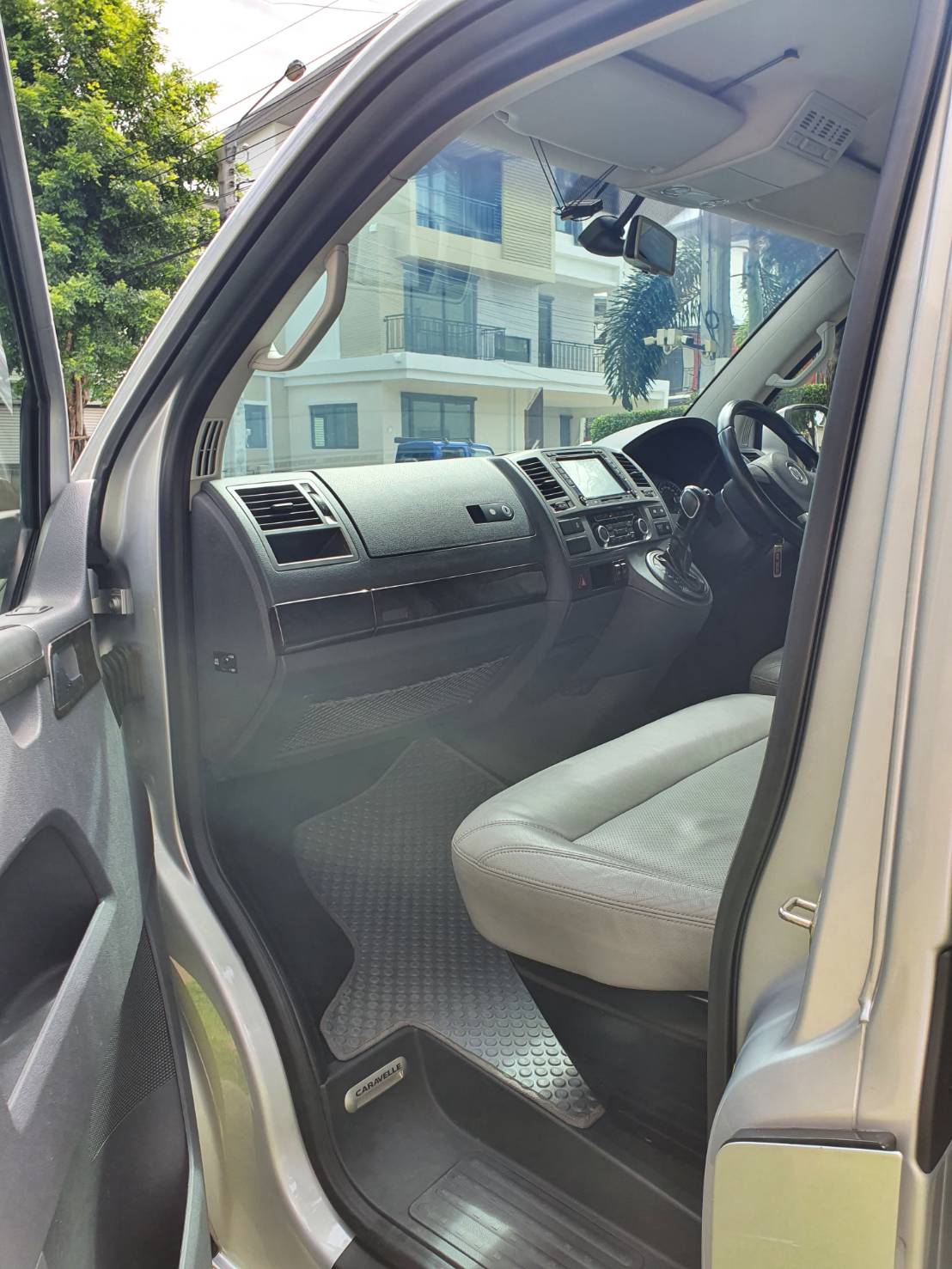Volkswagen Caravelle 2.0 T5 ปี 2012 สีบรอนซ์เงิน มือ1 รถศูนย์ (รูปที่ 9)