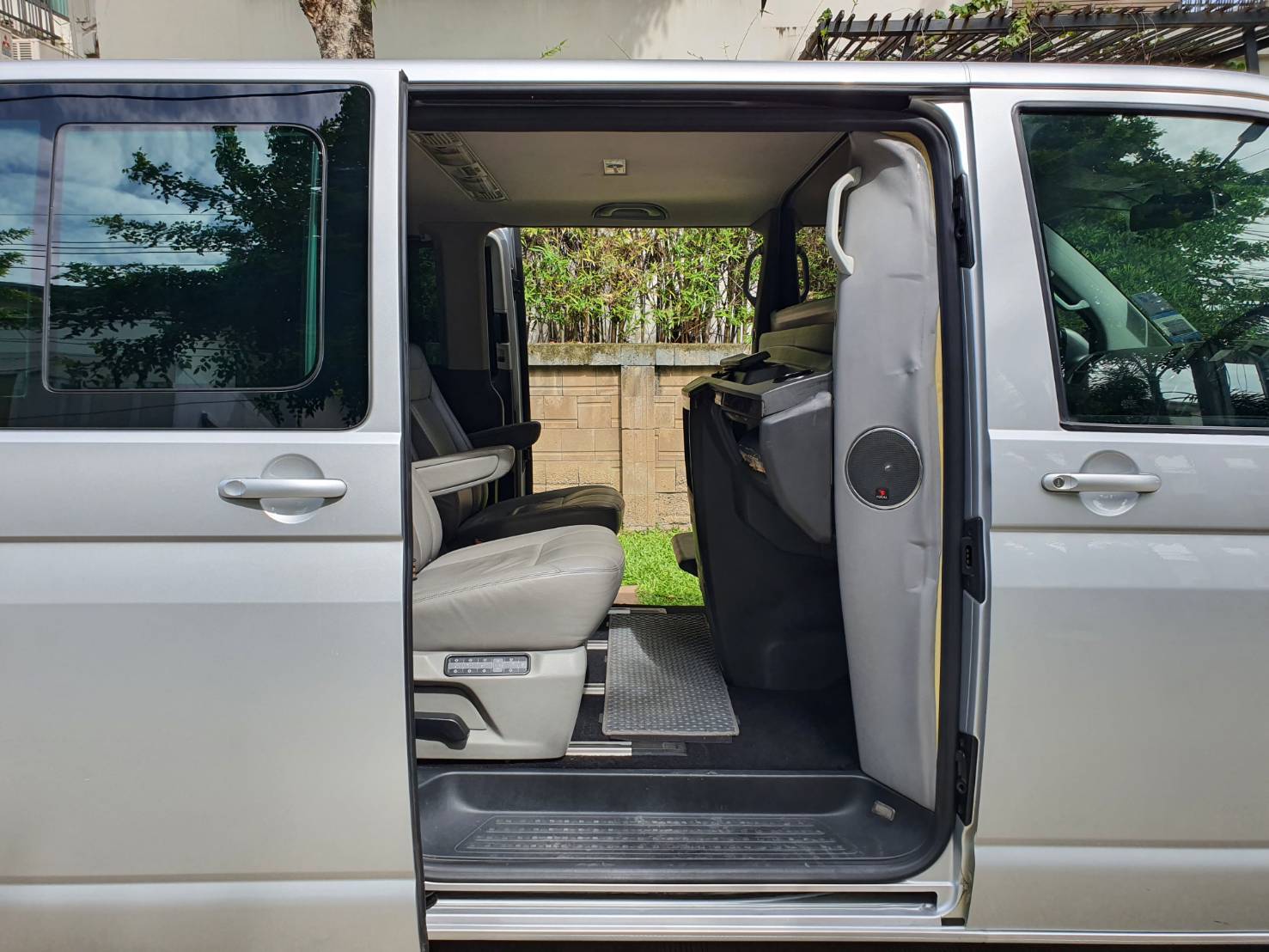 Volkswagen Caravelle 2.0 T5 ปี 2012 สีบรอนซ์เงิน มือ1 รถศูนย์ (รูปที่ 8)