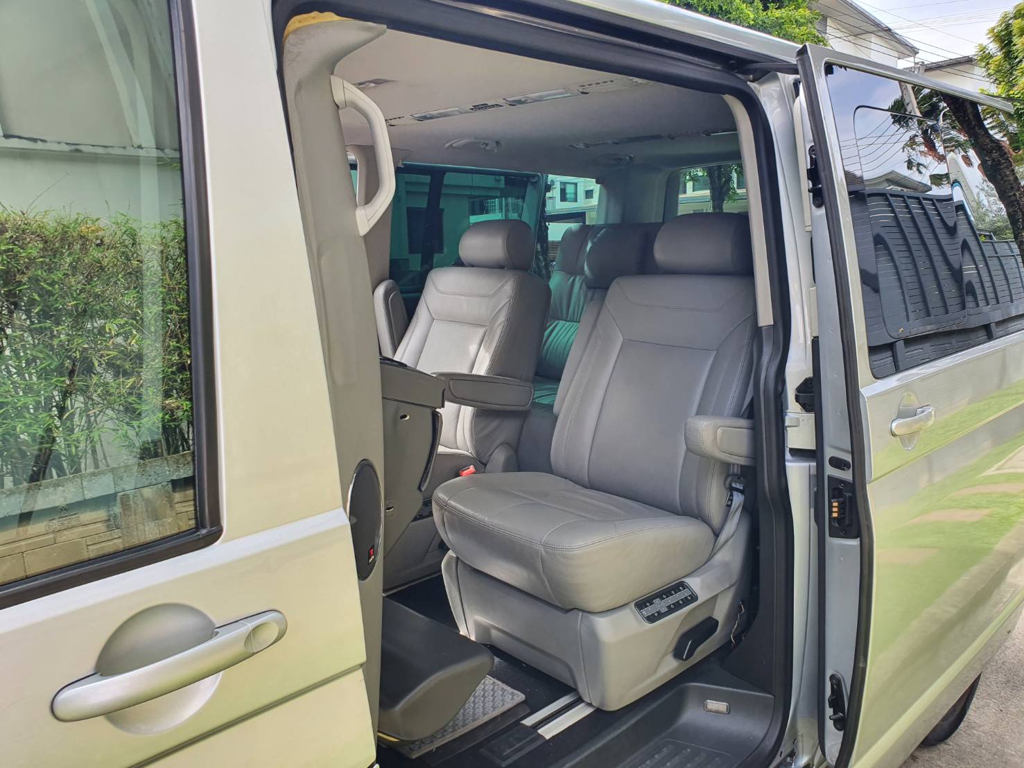 Volkswagen Caravelle 2.0 T5 ปี 2012 สีบรอนซ์เงิน มือ1 รถศูนย์ (รูปที่ 10)