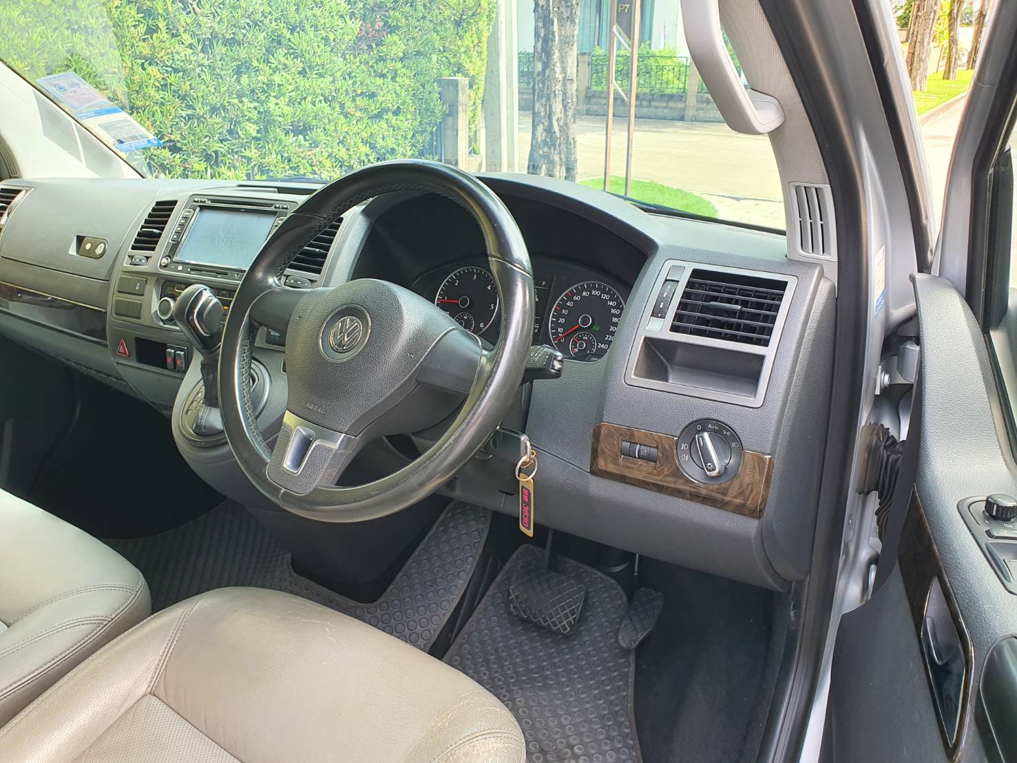 Volkswagen Caravelle 2.0 T5 ปี 2012 สีบรอนซ์เงิน มือ1 รถศูนย์ (รูปที่ 6)
