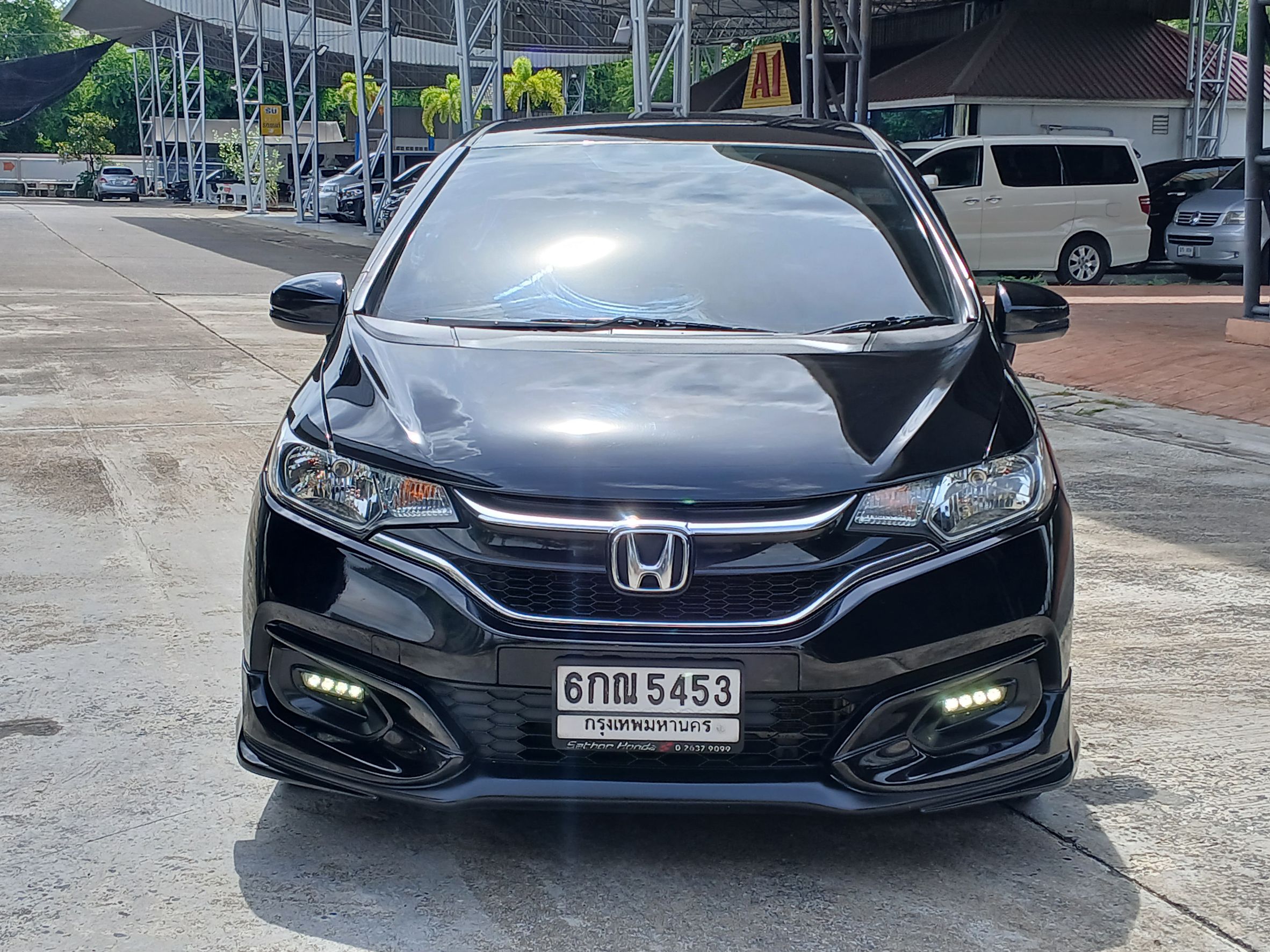 2017 Honda Jazz GK สีดำ (รูปที่ 2)