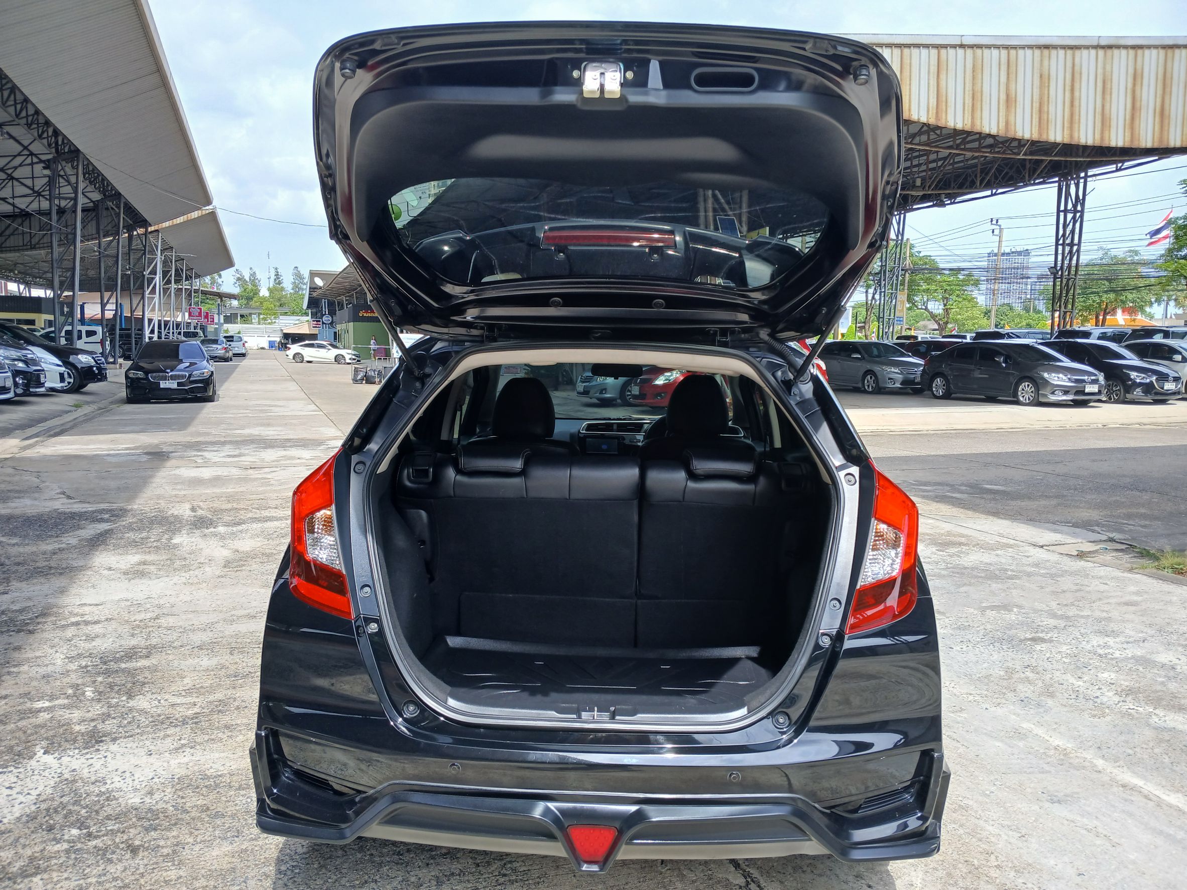 2017 Honda Jazz GK สีดำ (รูปที่ 8)