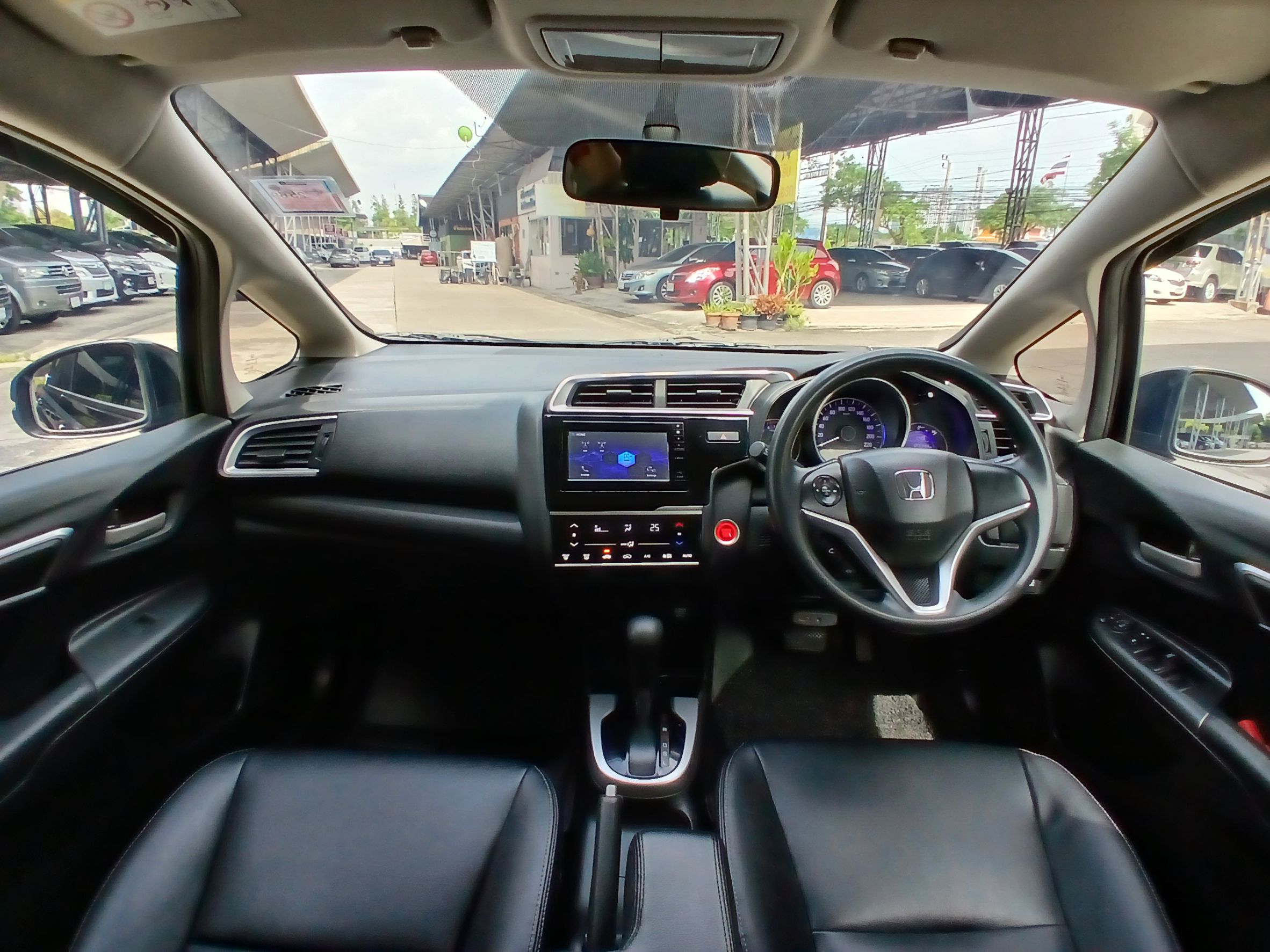 2017 Honda Jazz GK สีดำ (รูปที่ 11)