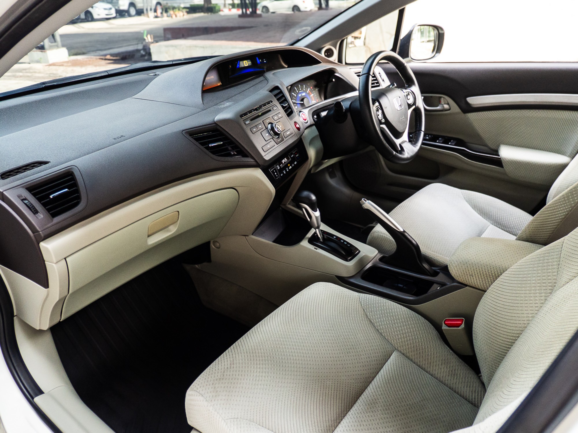 2014 Honda Civic FB สีขาว (รูปที่ 10)