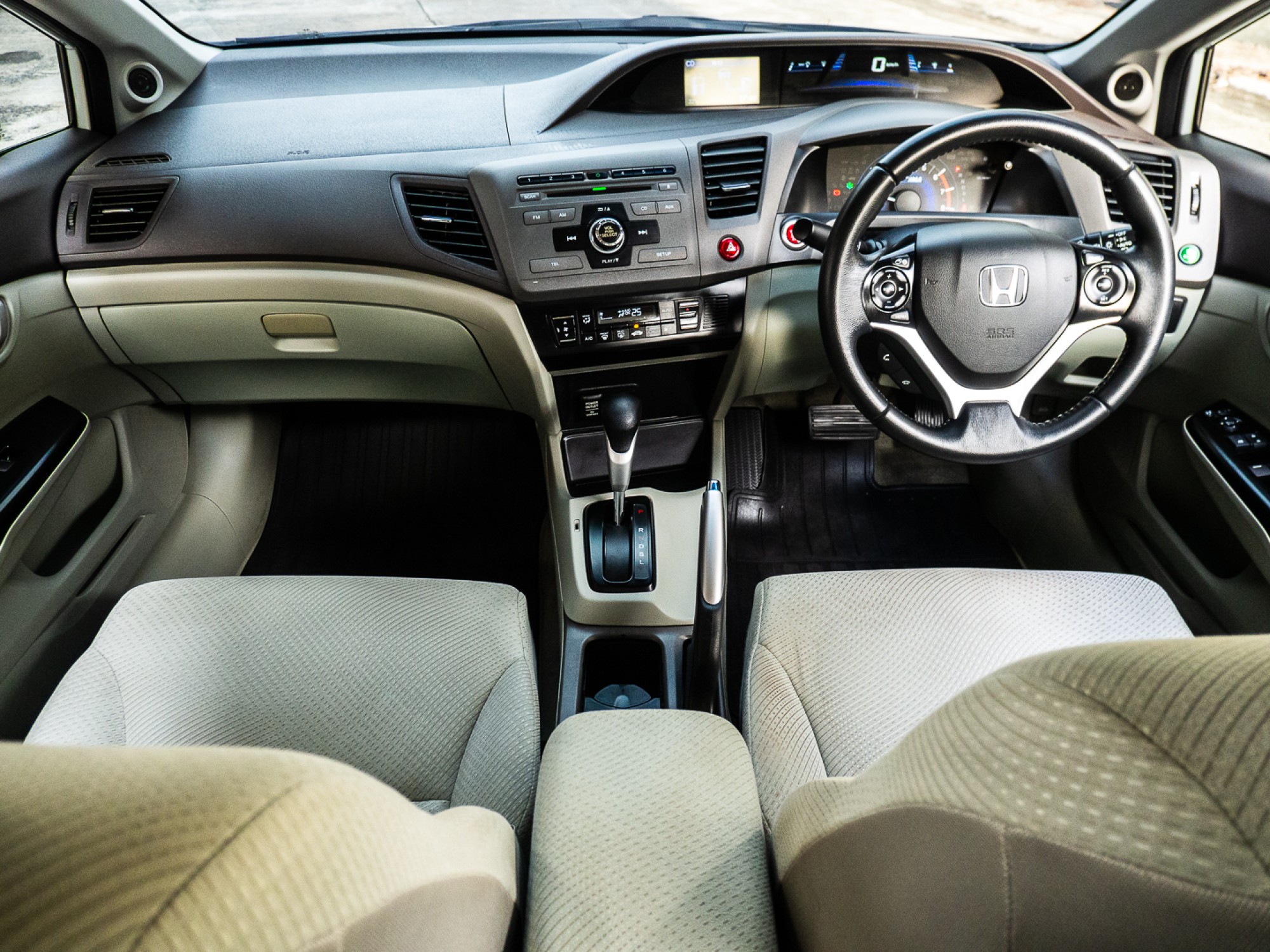 2014 Honda Civic FB สีขาว (รูปที่ 8)
