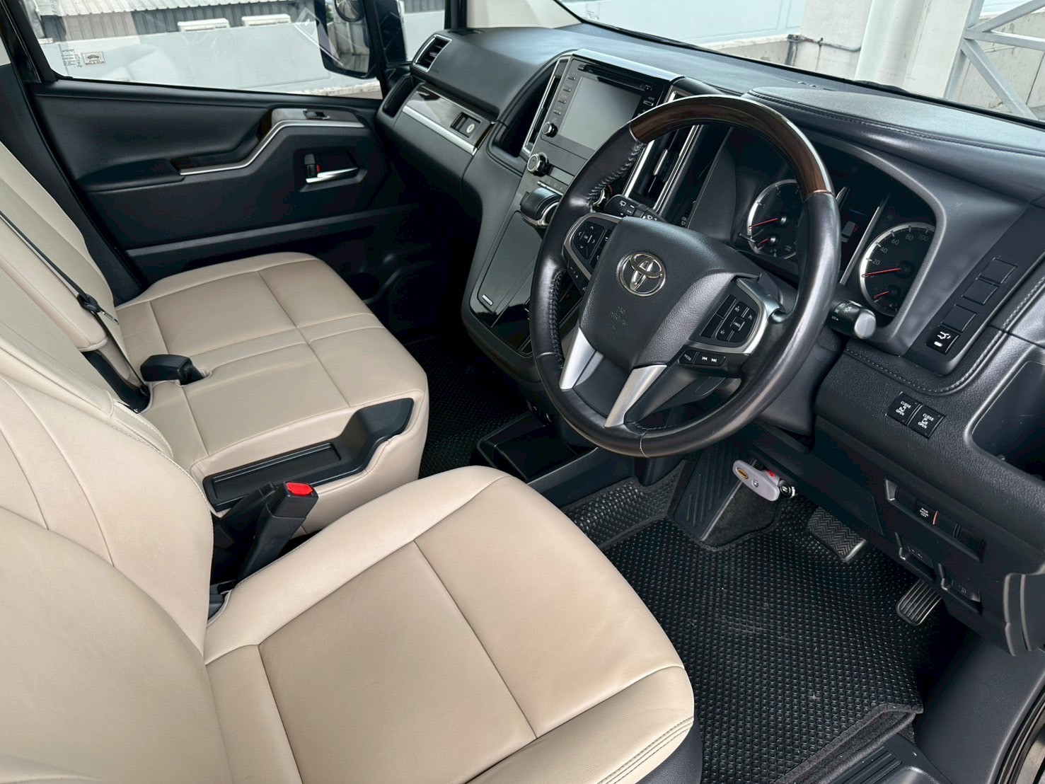 2020 Toyota Majesty สีดำ (รูปที่ 10)