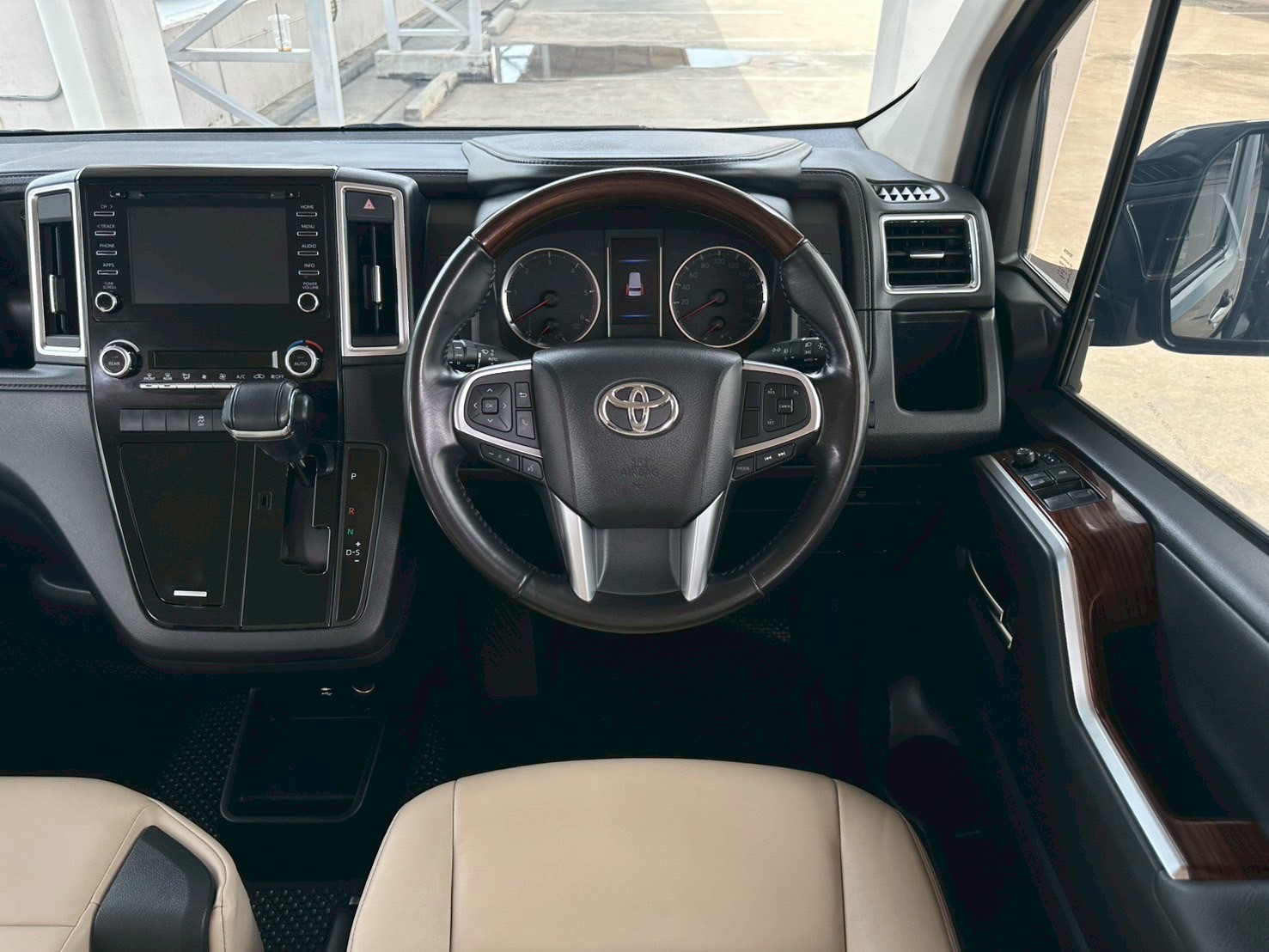 2020 Toyota Majesty สีดำ (รูปที่ 13)