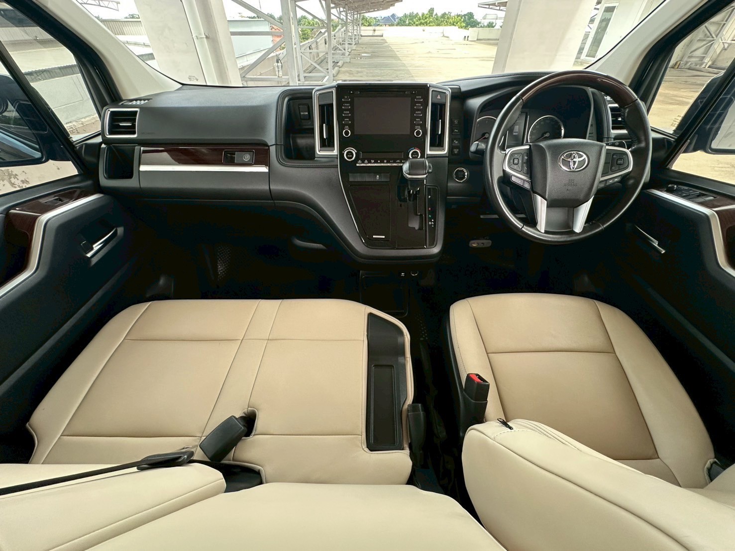 2020 Toyota Majesty สีดำ (รูปที่ 14)