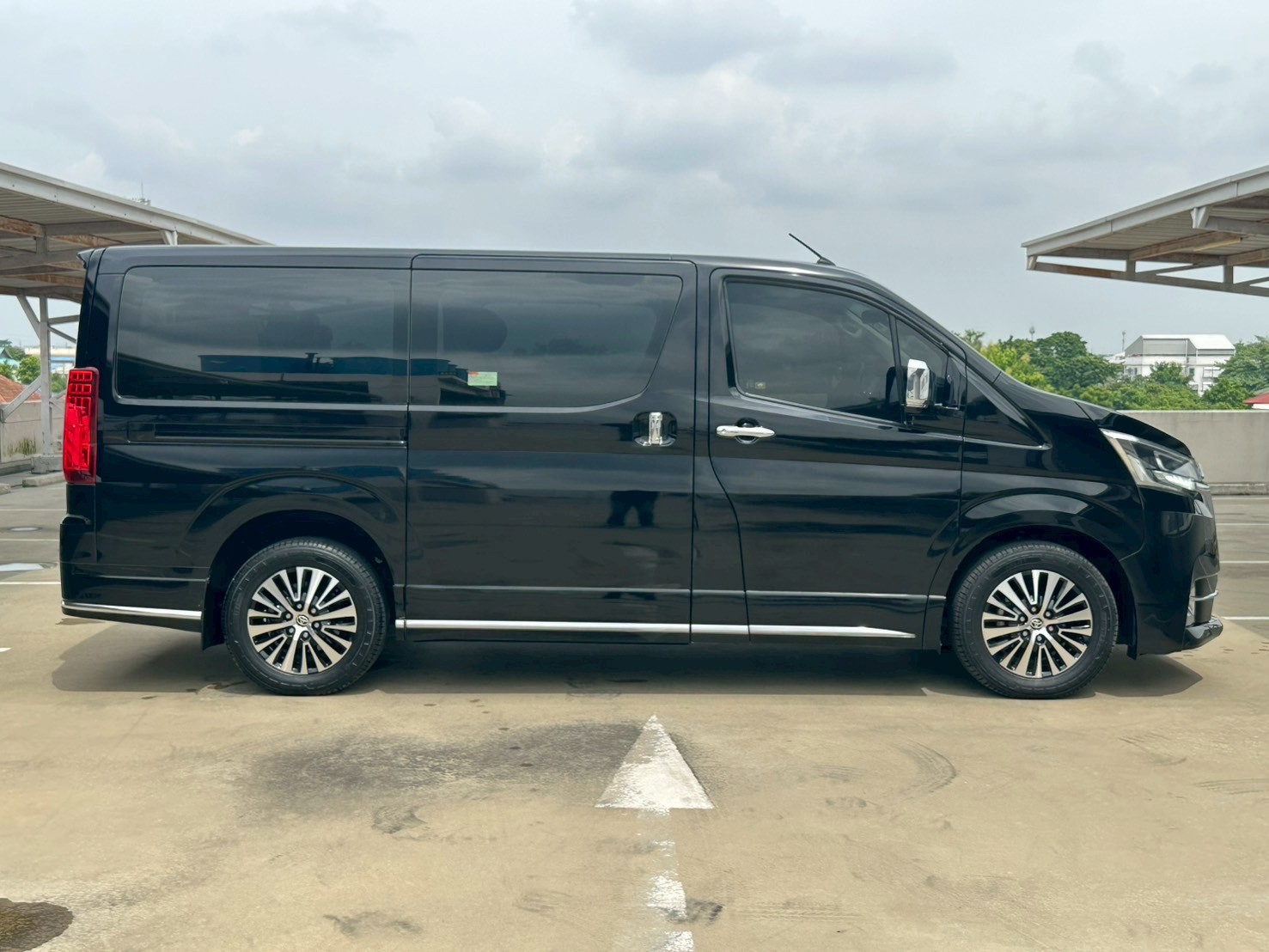 2020 Toyota Majesty สีดำ (รูปที่ 5)