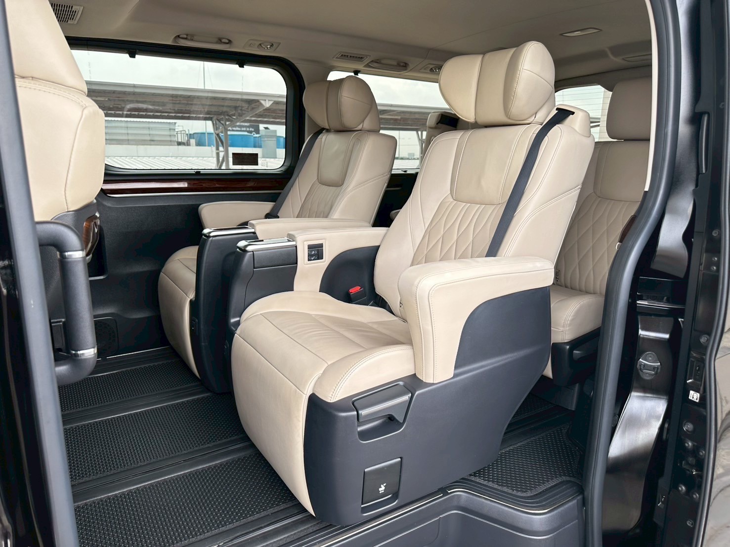 2020 Toyota Majesty สีดำ (รูปที่ 16)
