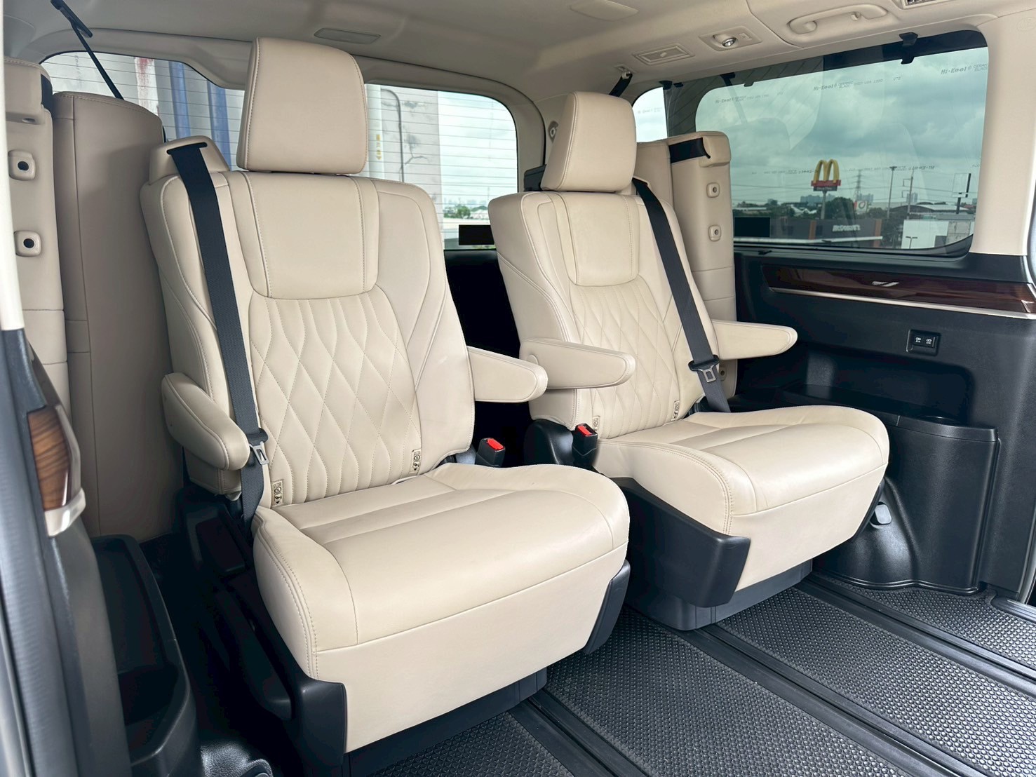 2020 Toyota Majesty สีดำ (รูปที่ 17)
