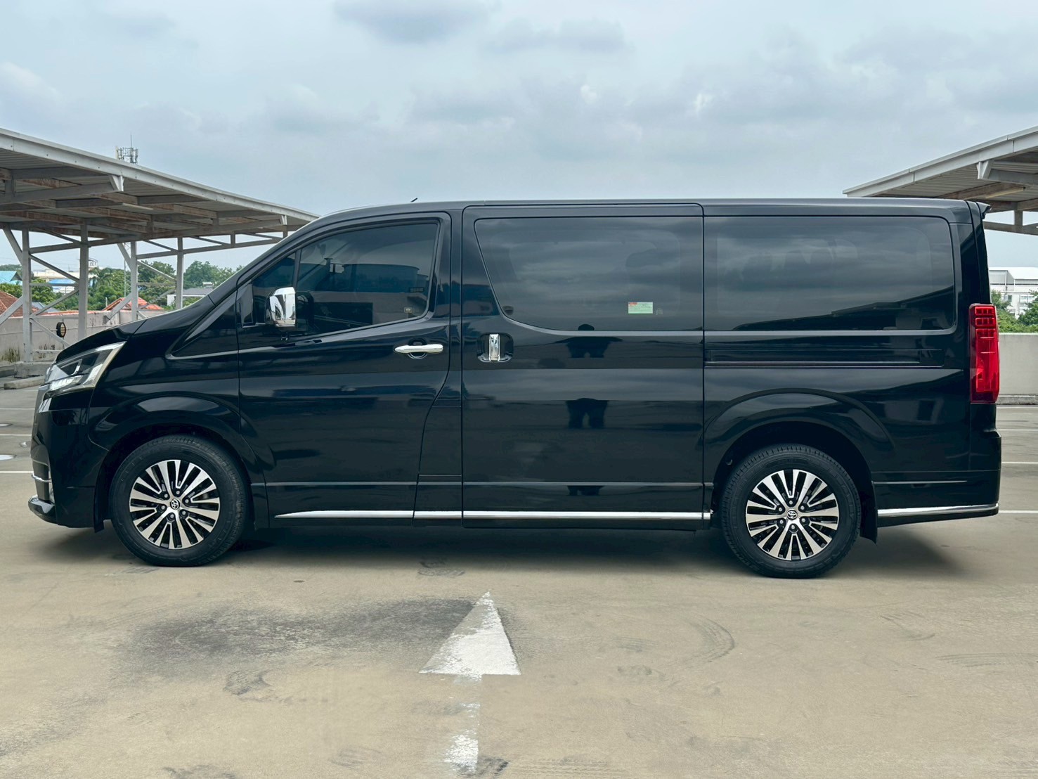 2020 Toyota Majesty สีดำ (รูปที่ 6)