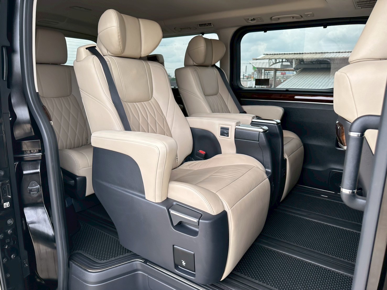2020 Toyota Majesty สีดำ (รูปที่ 15)