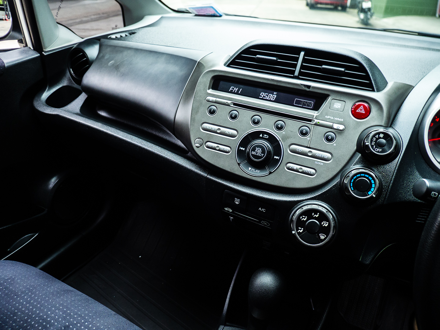 2008 Honda Jazz GE สีขาว (รูปที่ 15)
