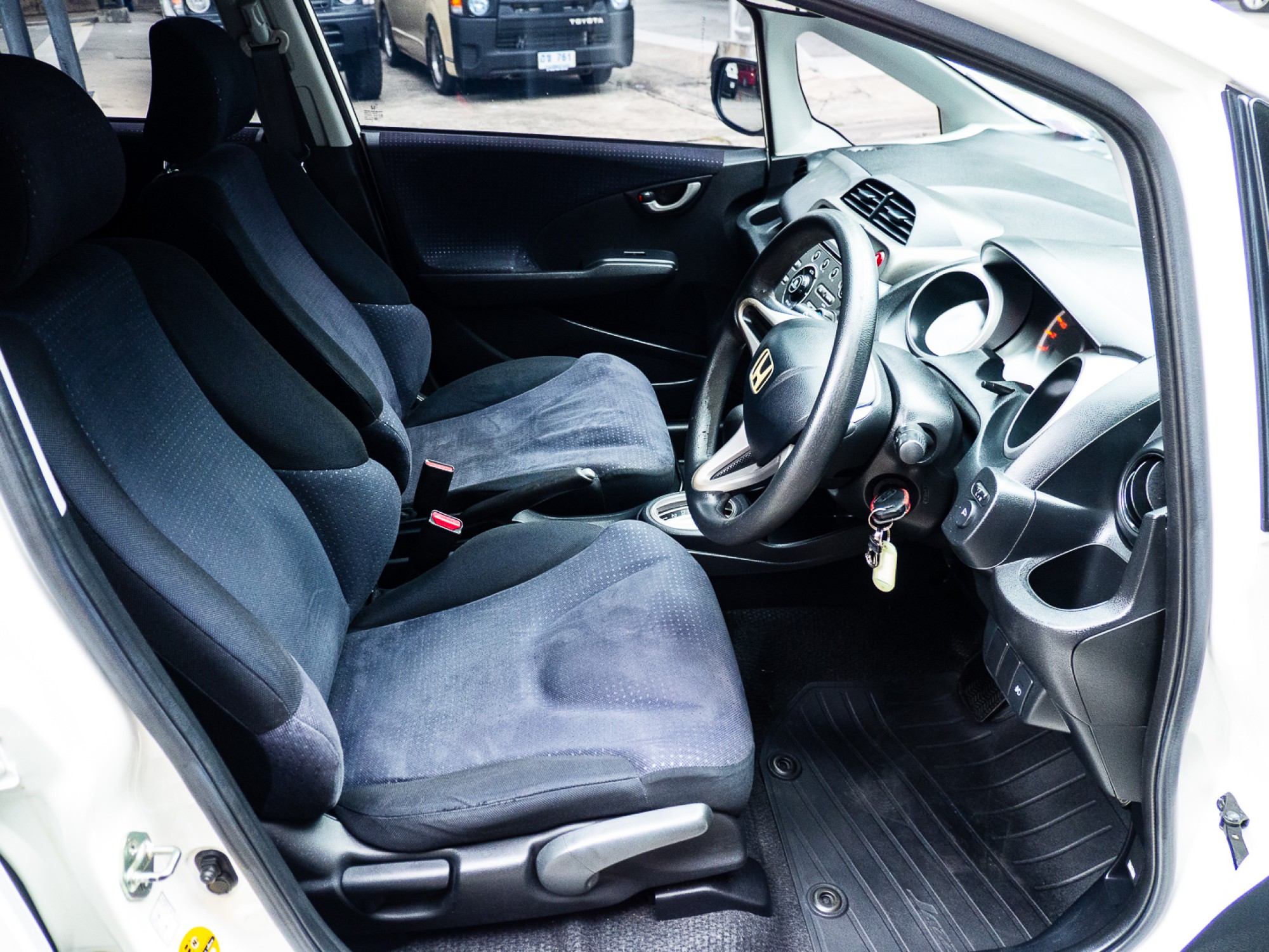 2008 Honda Jazz GE สีขาว (รูปที่ 8)