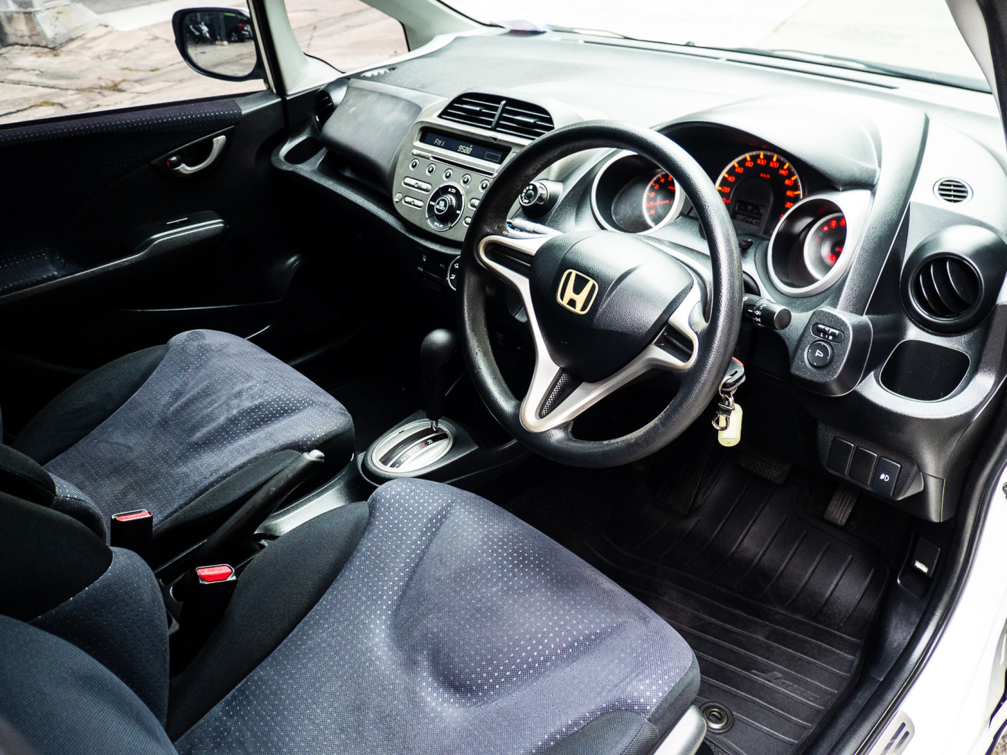 2008 Honda Jazz GE สีขาว (รูปที่ 11)