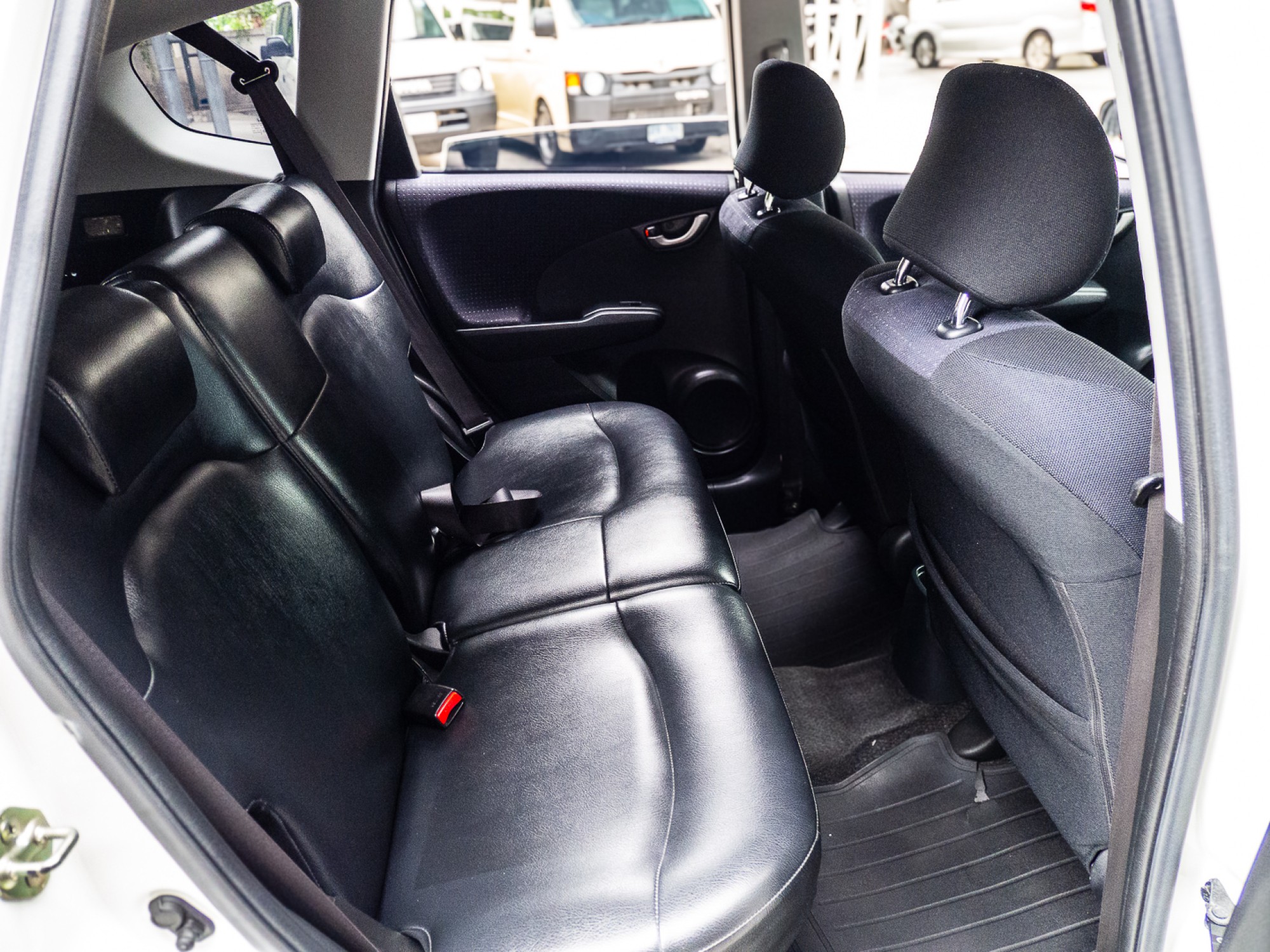 2008 Honda Jazz GE สีขาว (รูปที่ 12)