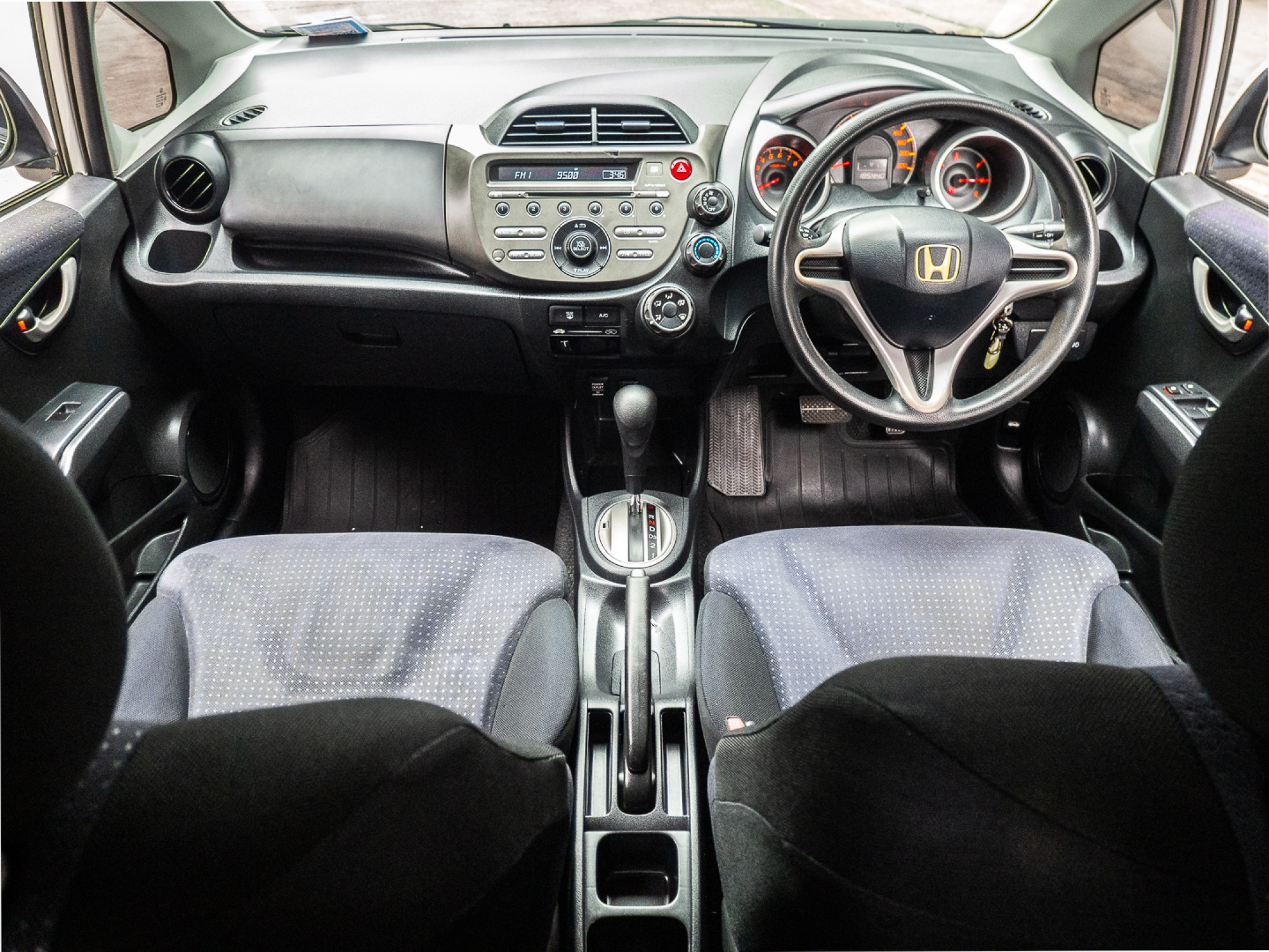 2008 Honda Jazz GE สีขาว (รูปที่ 9)