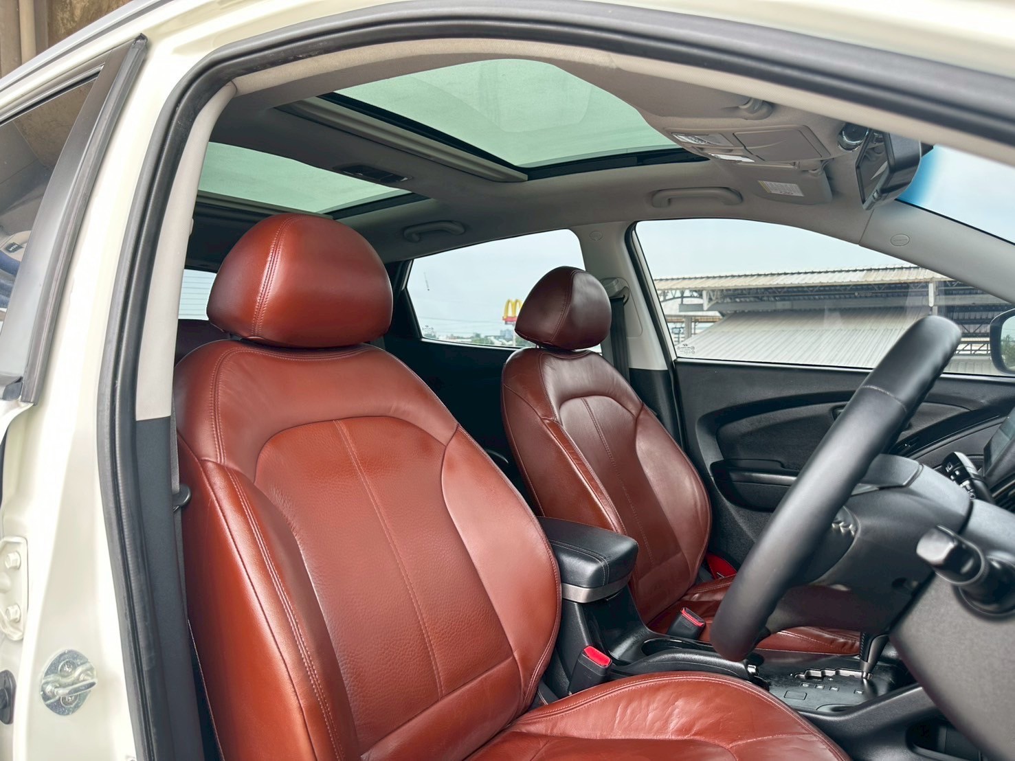 2010 Hyundai Tucson สีขาว (รูปที่ 11)