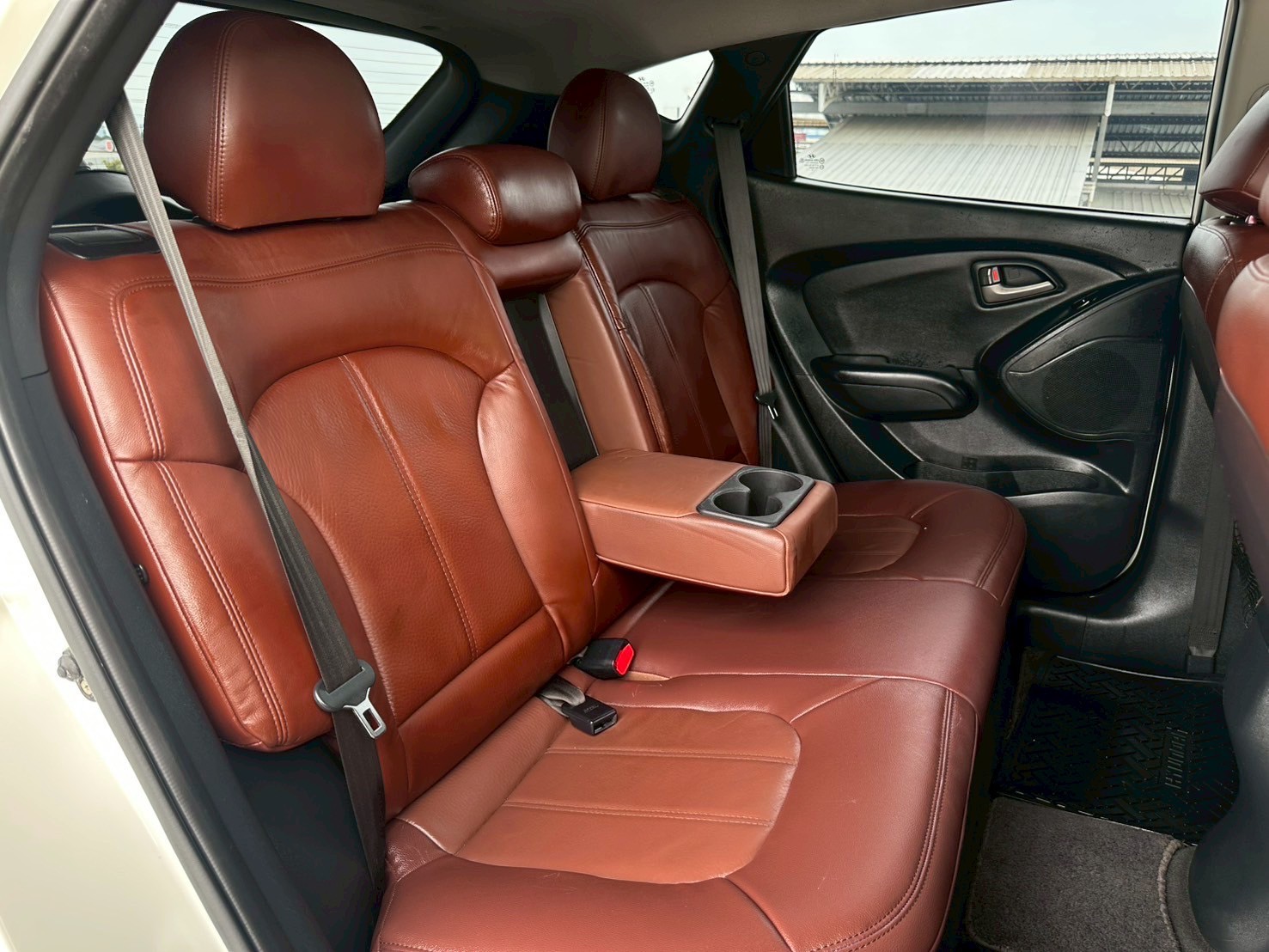 2010 Hyundai Tucson สีขาว (รูปที่ 15)