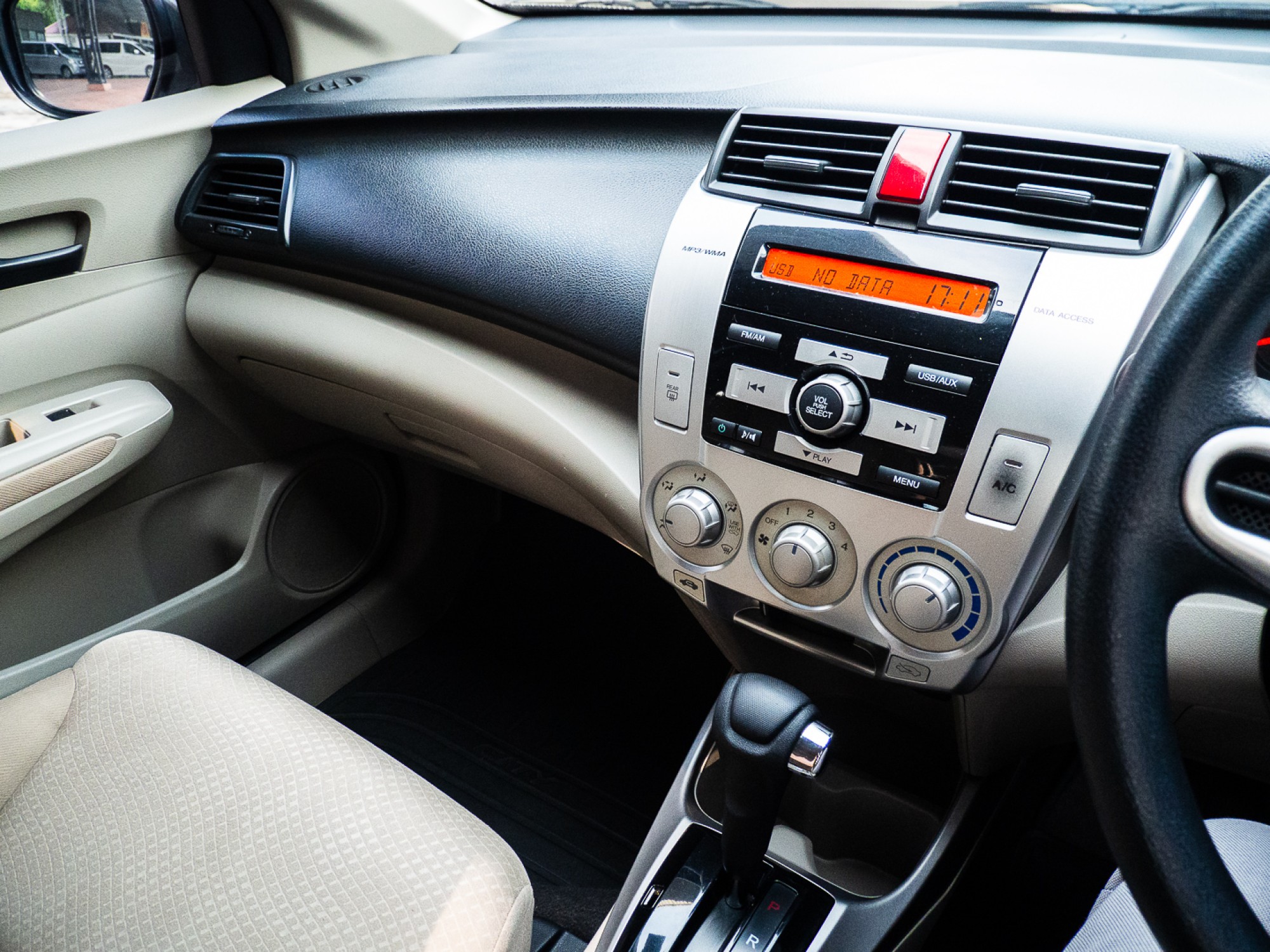 2010 Honda City สีขาว (รูปที่ 16)