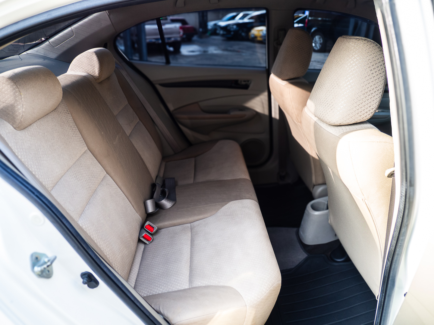 2010 Honda City สีขาว (รูปที่ 11)