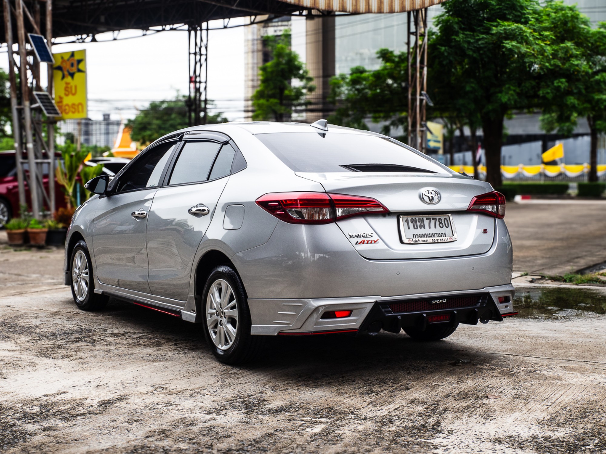 2019 Toyota Yaris Ativ สีเงิน (รูปที่ 4)