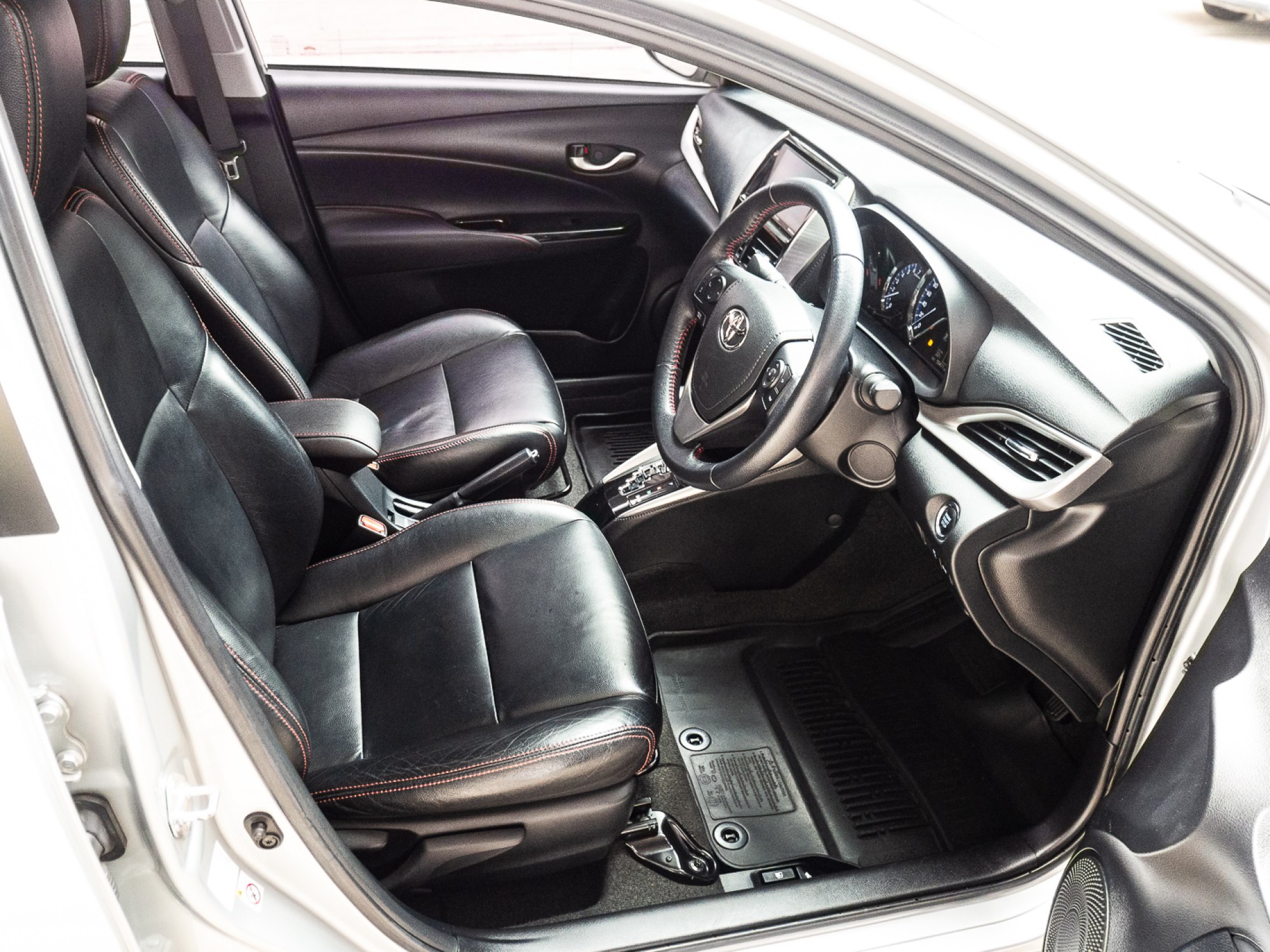 2019 Toyota Yaris Ativ สีเงิน (รูปที่ 9)