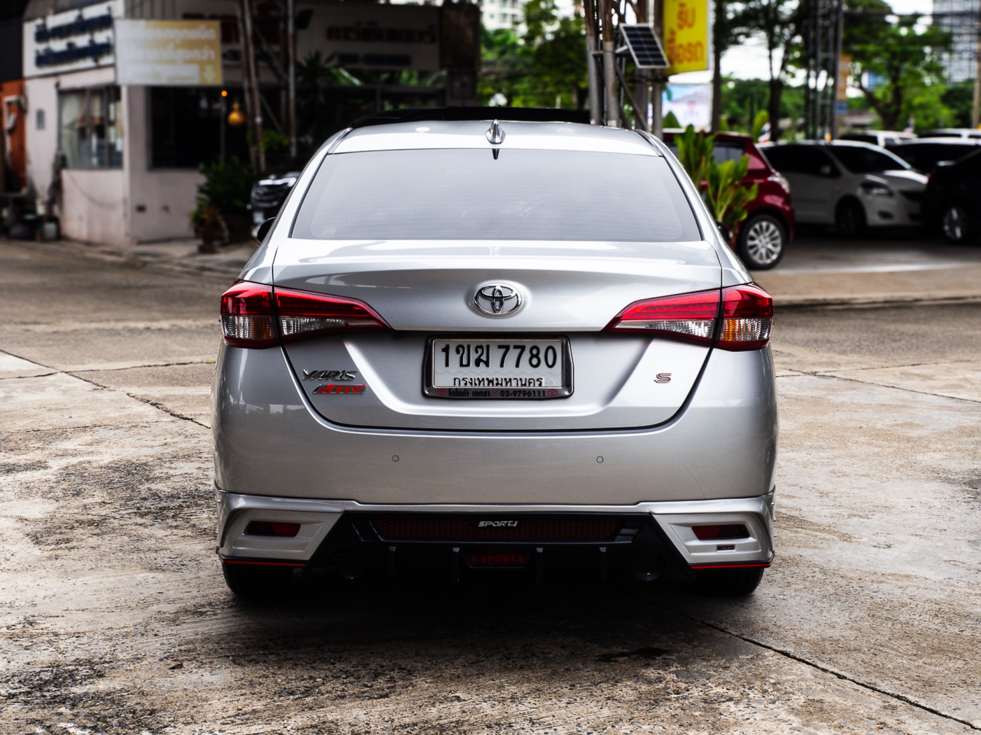 2019 Toyota Yaris Ativ สีเงิน (รูปที่ 5)