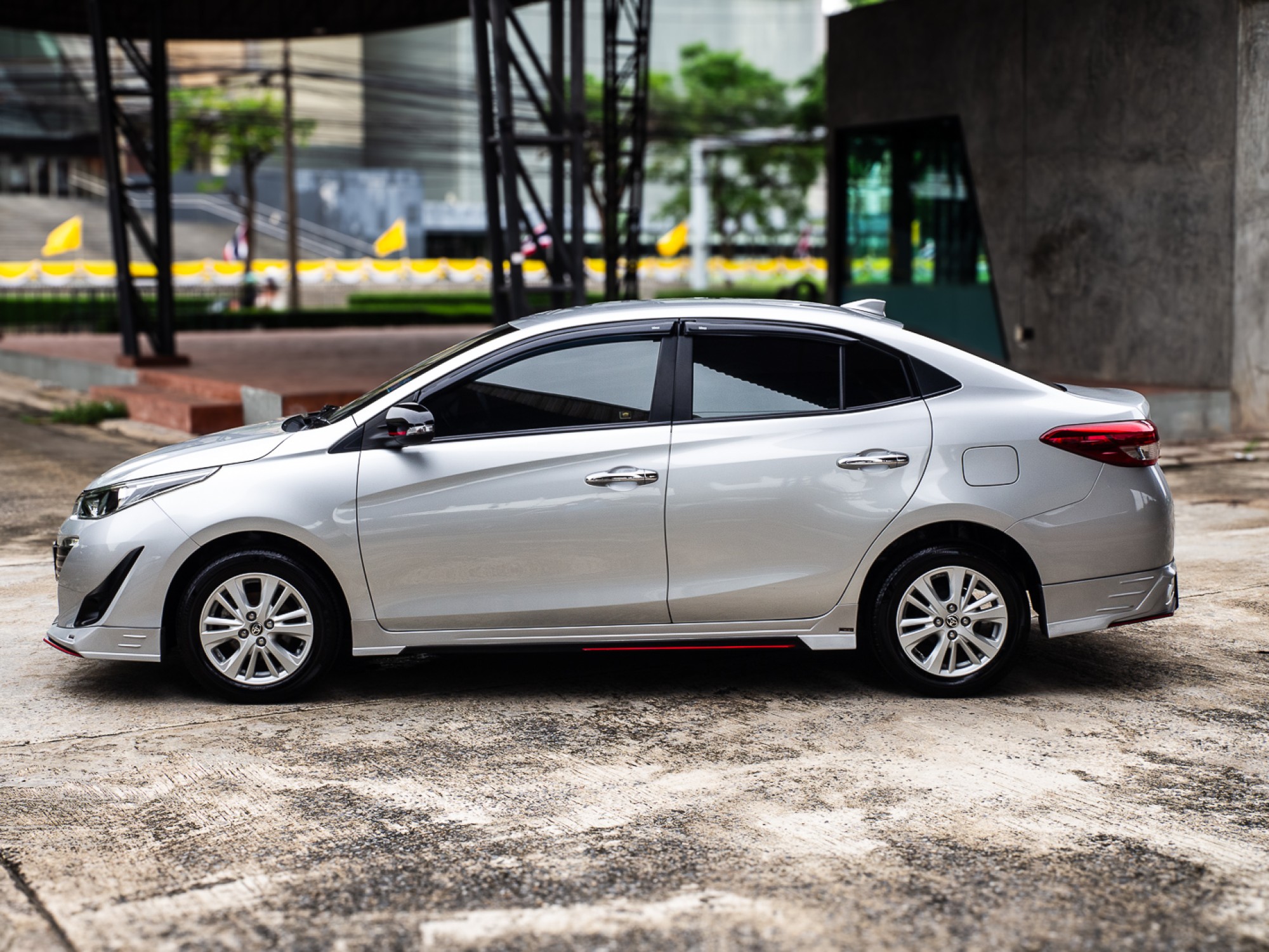 2019 Toyota Yaris Ativ สีเงิน (รูปที่ 7)