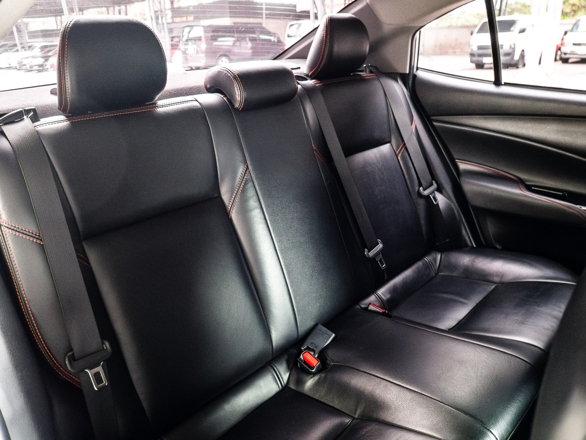 2019 Toyota Yaris Ativ สีเงิน (รูปที่ 14)