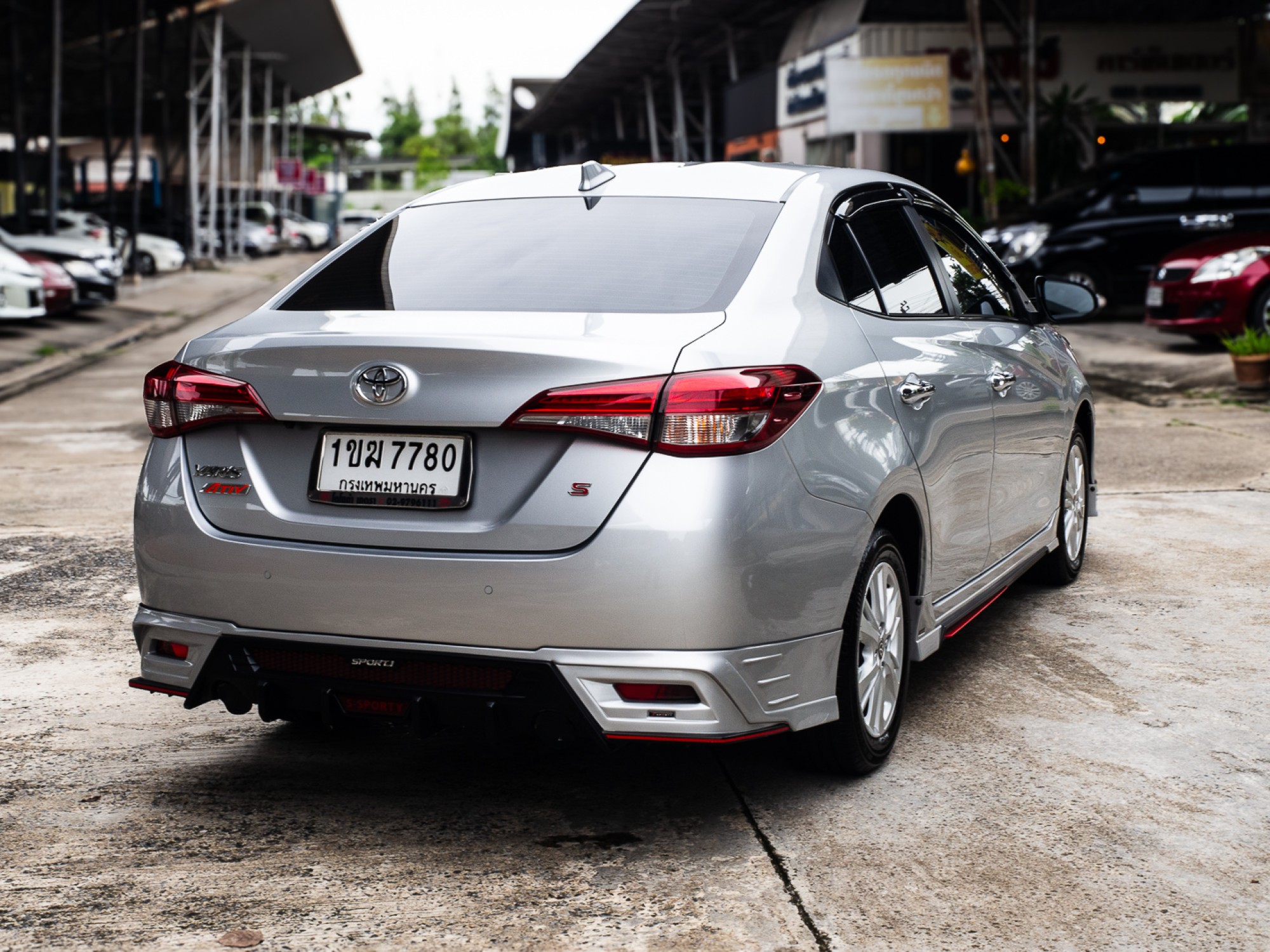 2019 Toyota Yaris Ativ สีเงิน (รูปที่ 6)