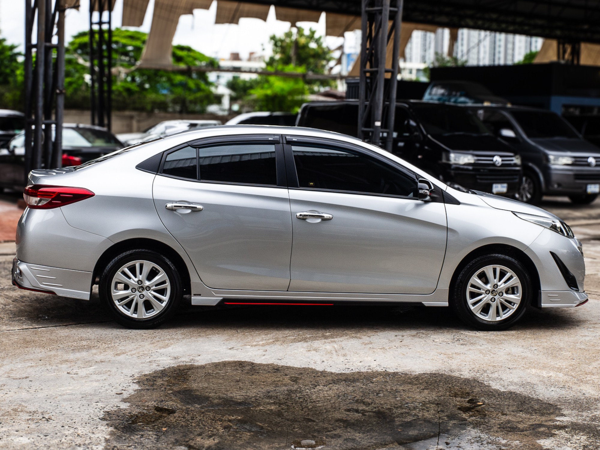2019 Toyota Yaris Ativ สีเงิน (รูปที่ 8)