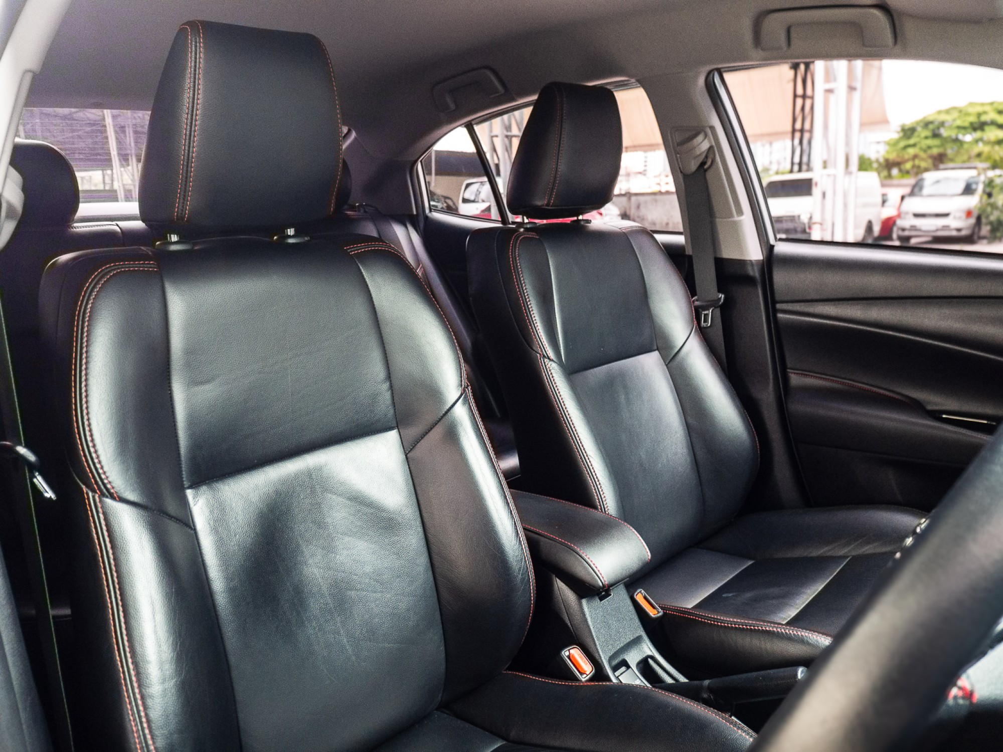 2019 Toyota Yaris Ativ สีเงิน (รูปที่ 10)