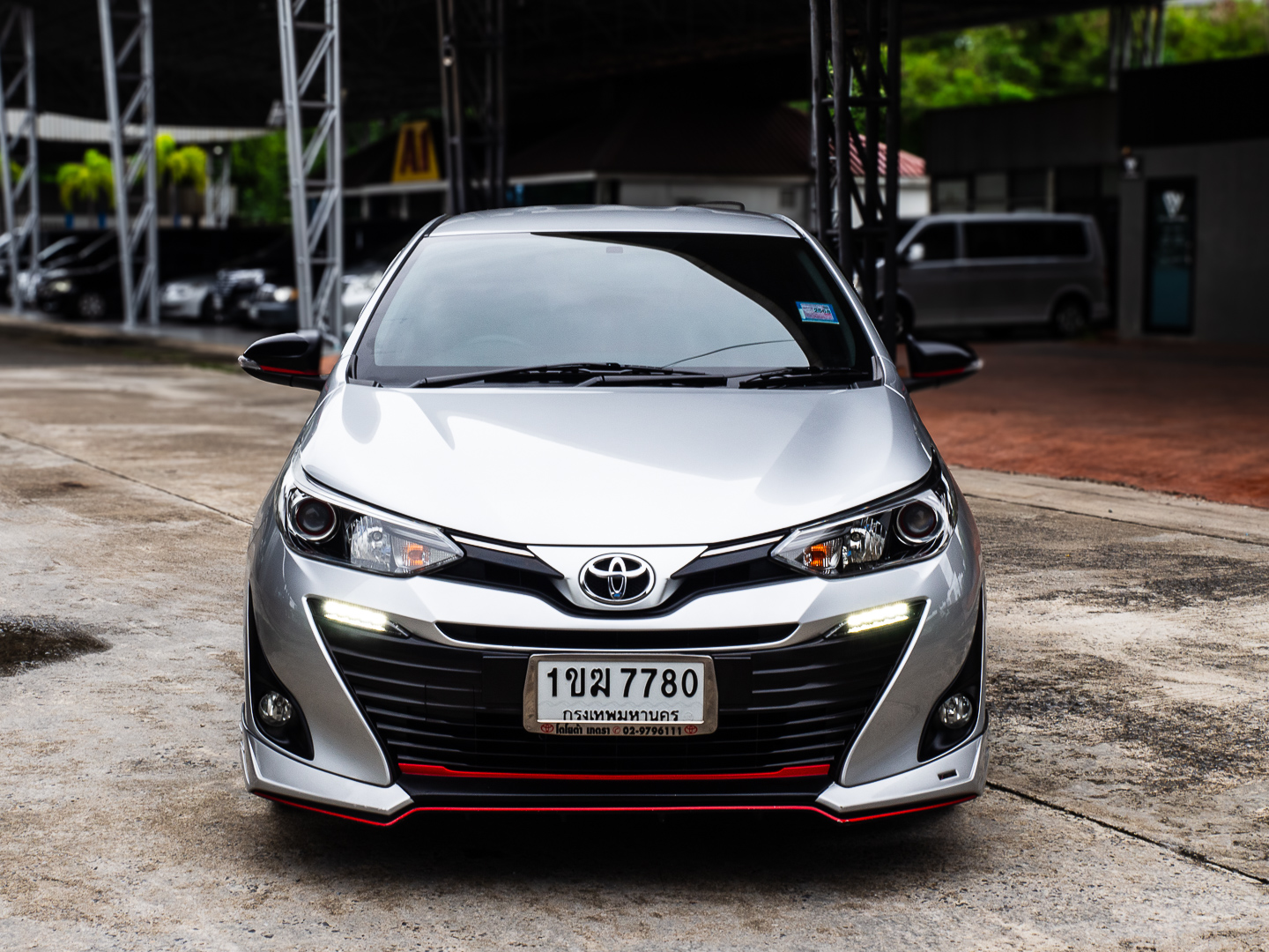 2019 Toyota Yaris Ativ สีเงิน (รูปที่ 2)