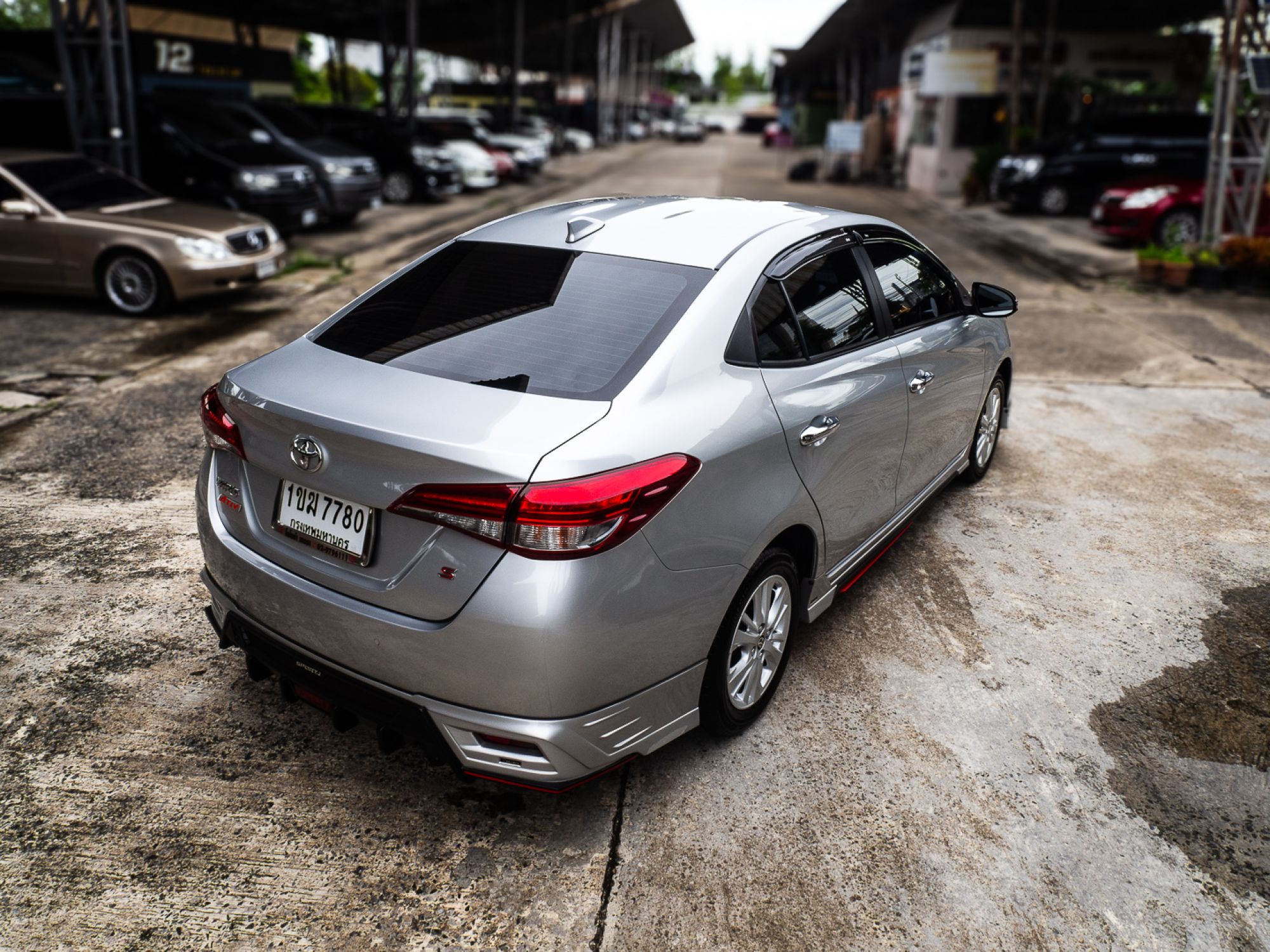 2019 Toyota Yaris Ativ สีเงิน (รูปที่ 16)