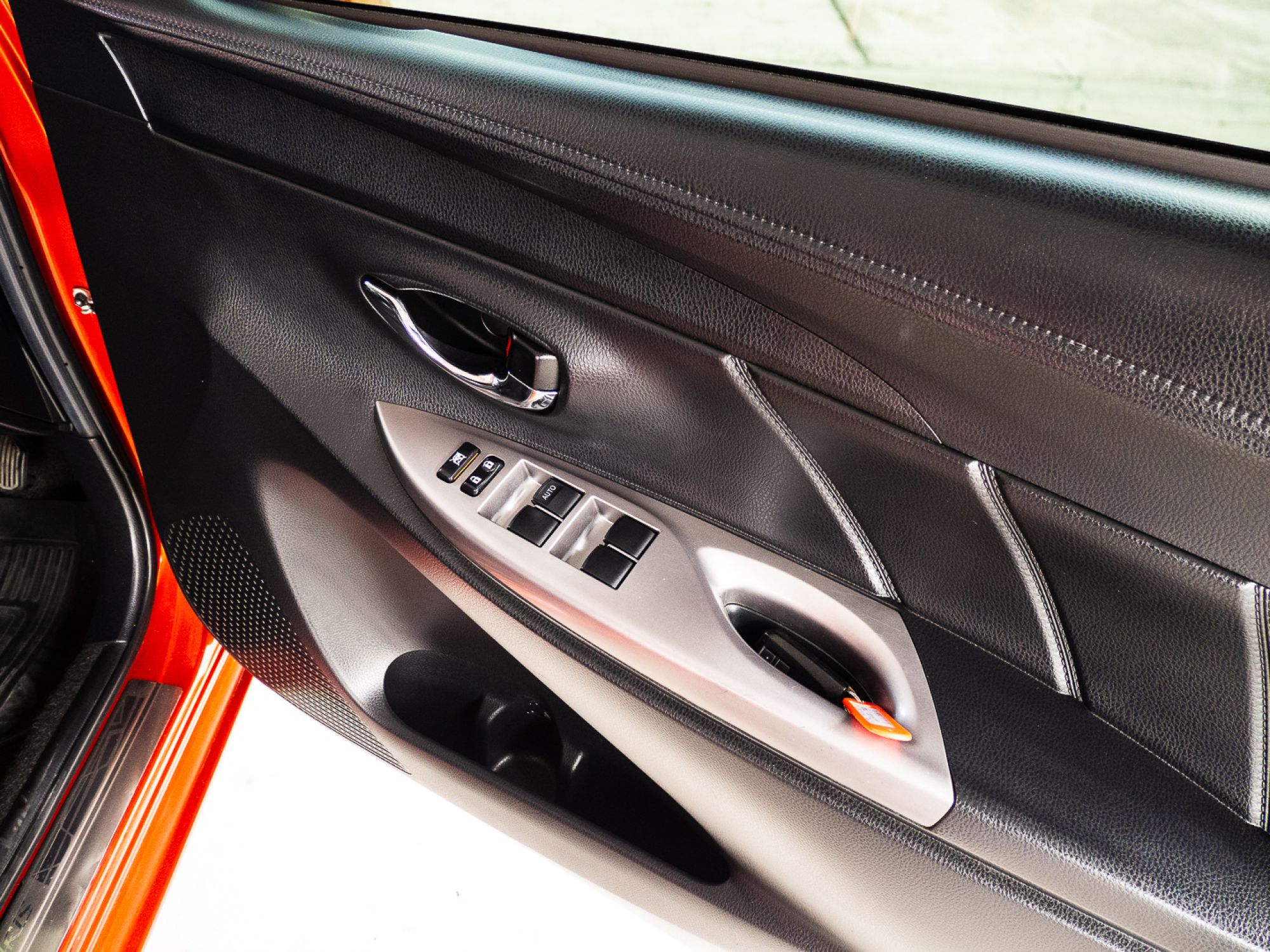 2014 Toyota Yaris สีส้ม (รูปที่ 9)