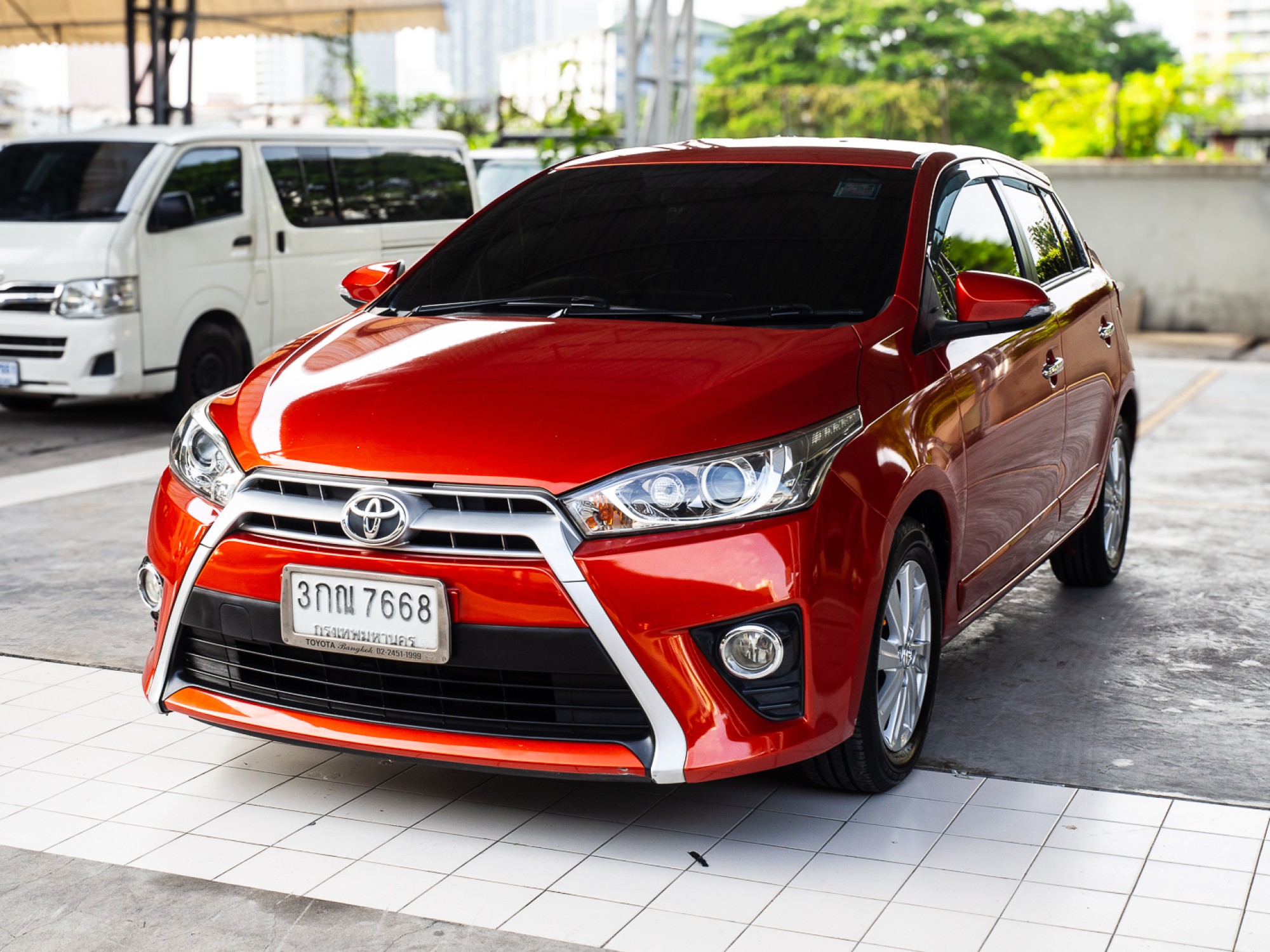 2014 Toyota Yaris สีส้ม (รูปที่ 2)