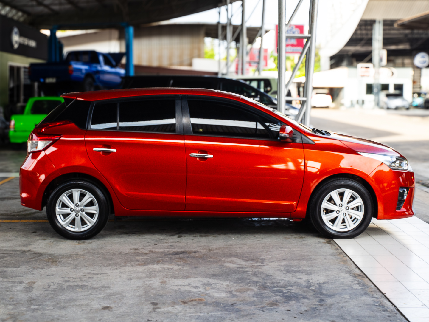 2014 Toyota Yaris สีส้ม (รูปที่ 4)