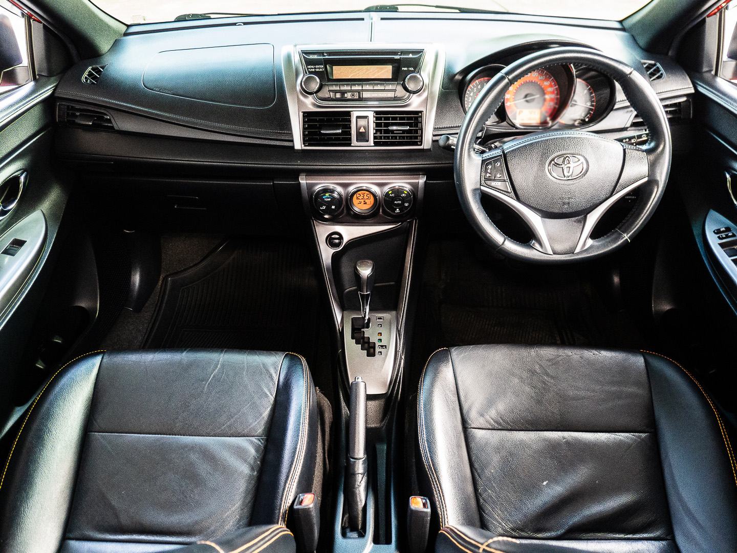 2014 Toyota Yaris สีส้ม (รูปที่ 13)