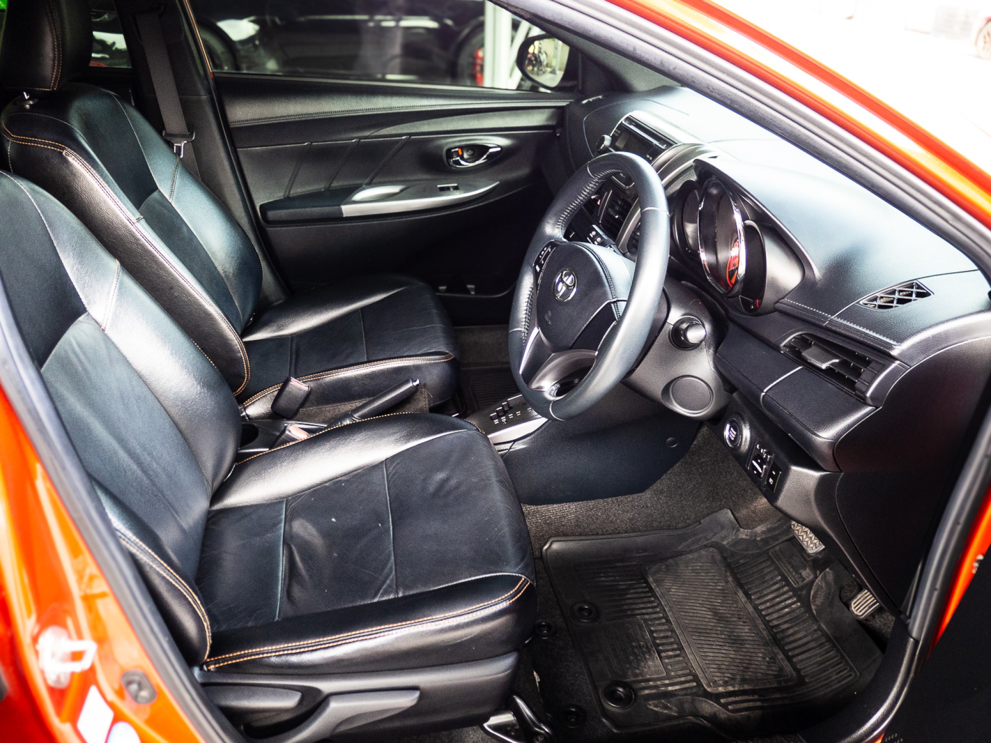 2014 Toyota Yaris สีส้ม (รูปที่ 8)