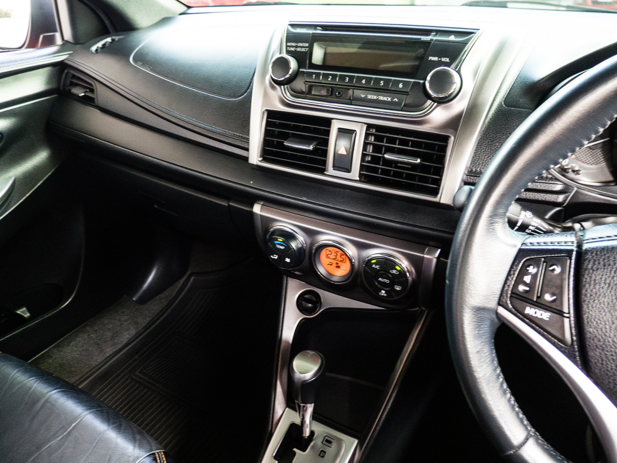 2014 Toyota Yaris สีส้ม (รูปที่ 18)