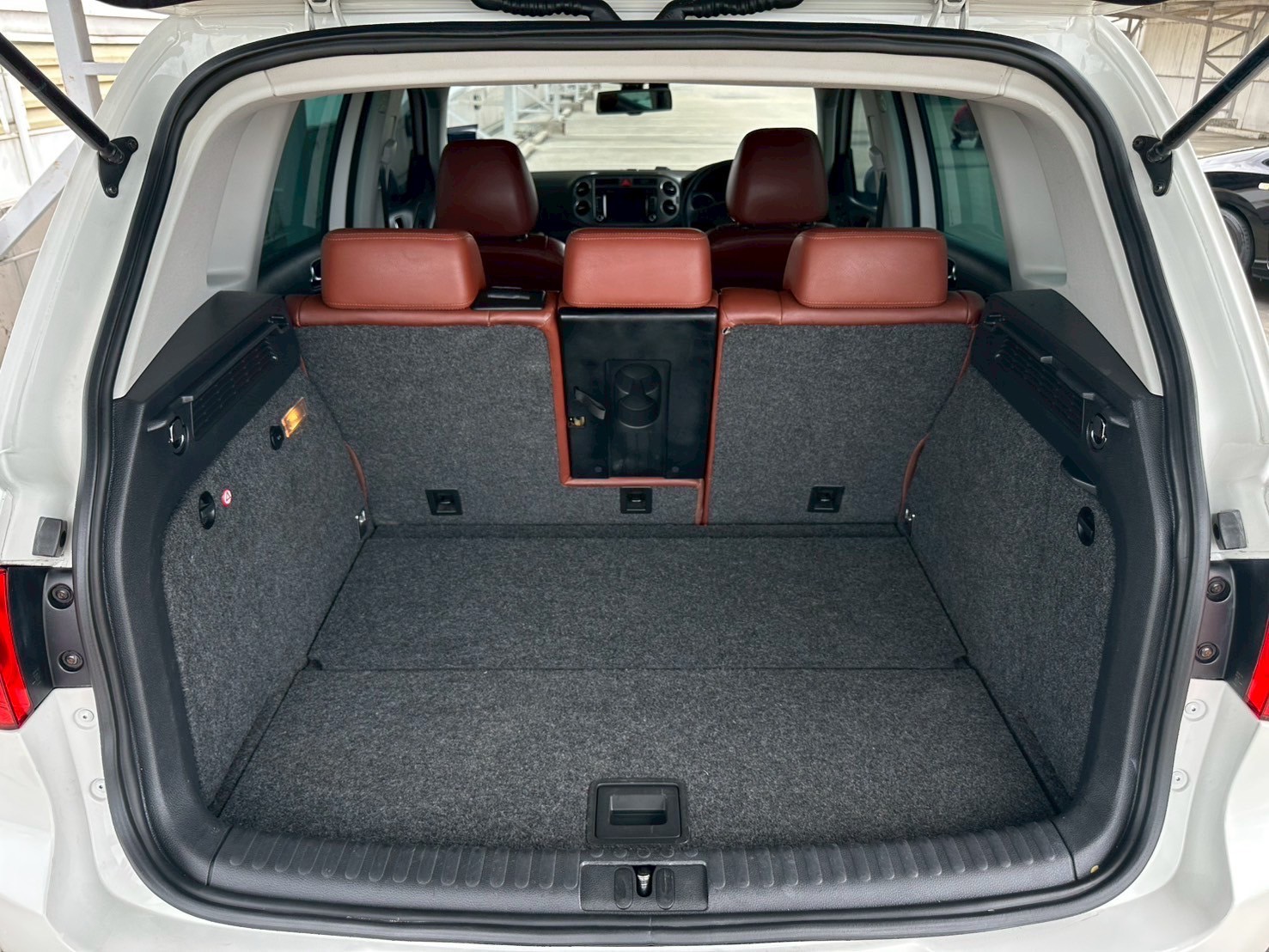 2010 Volkswagen Tiguan สีขาว (รูปที่ 18)