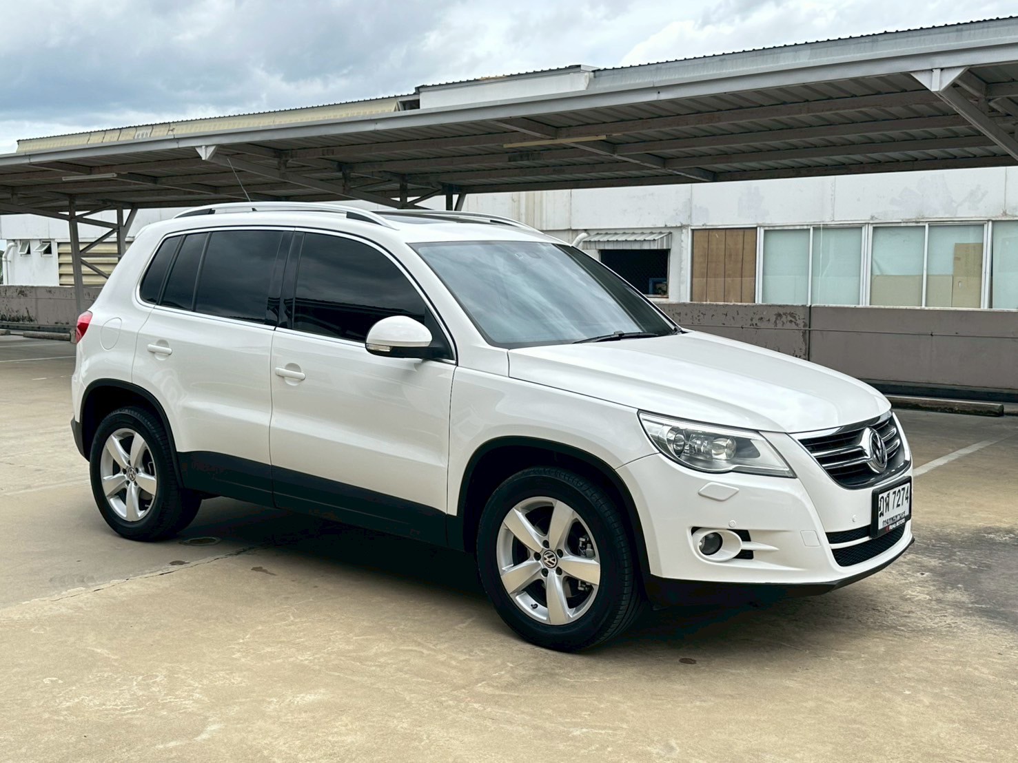 2010 Volkswagen Tiguan สีขาว (รูปที่ 3)
