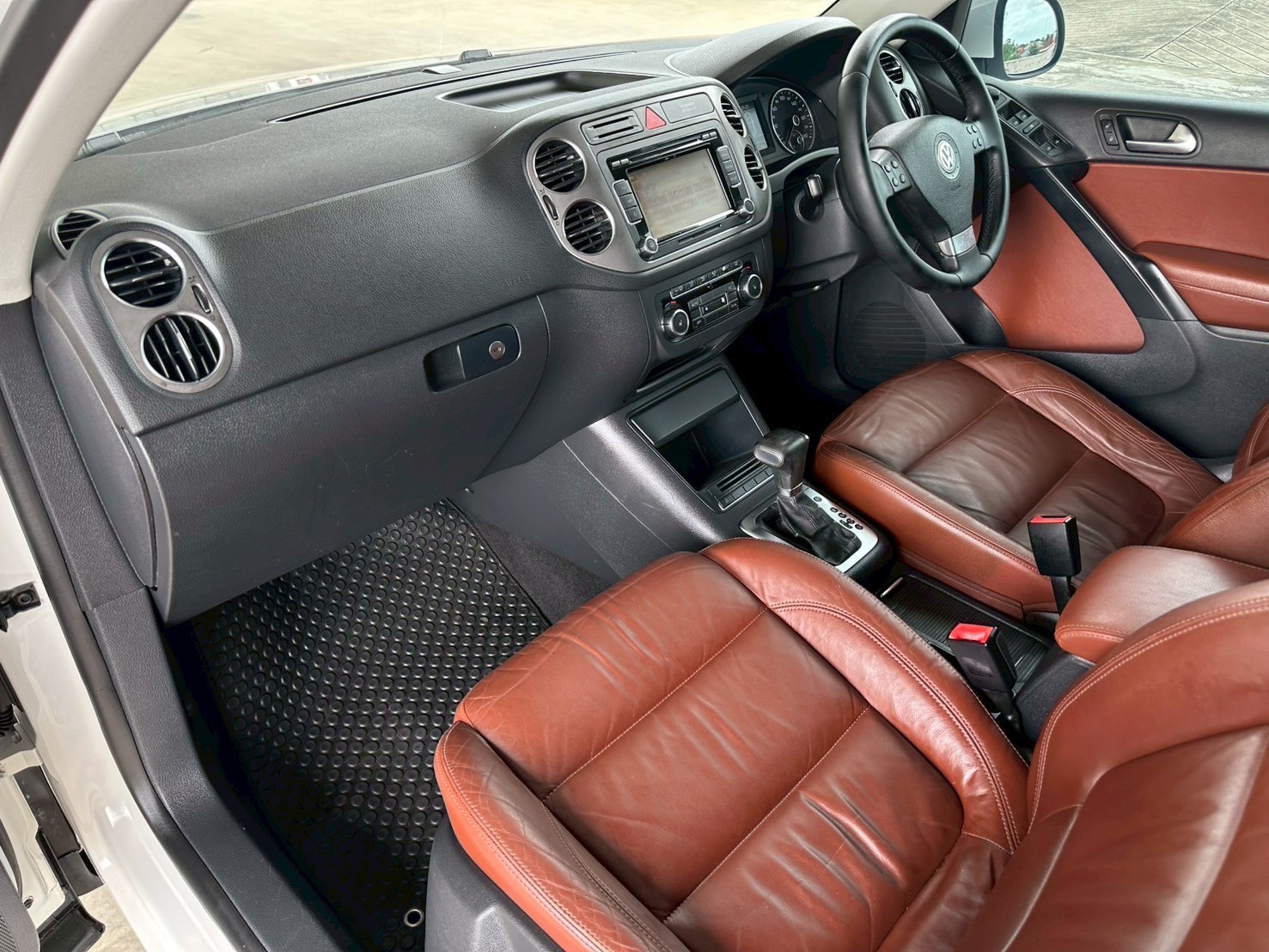 2010 Volkswagen Tiguan สีขาว (รูปที่ 12)