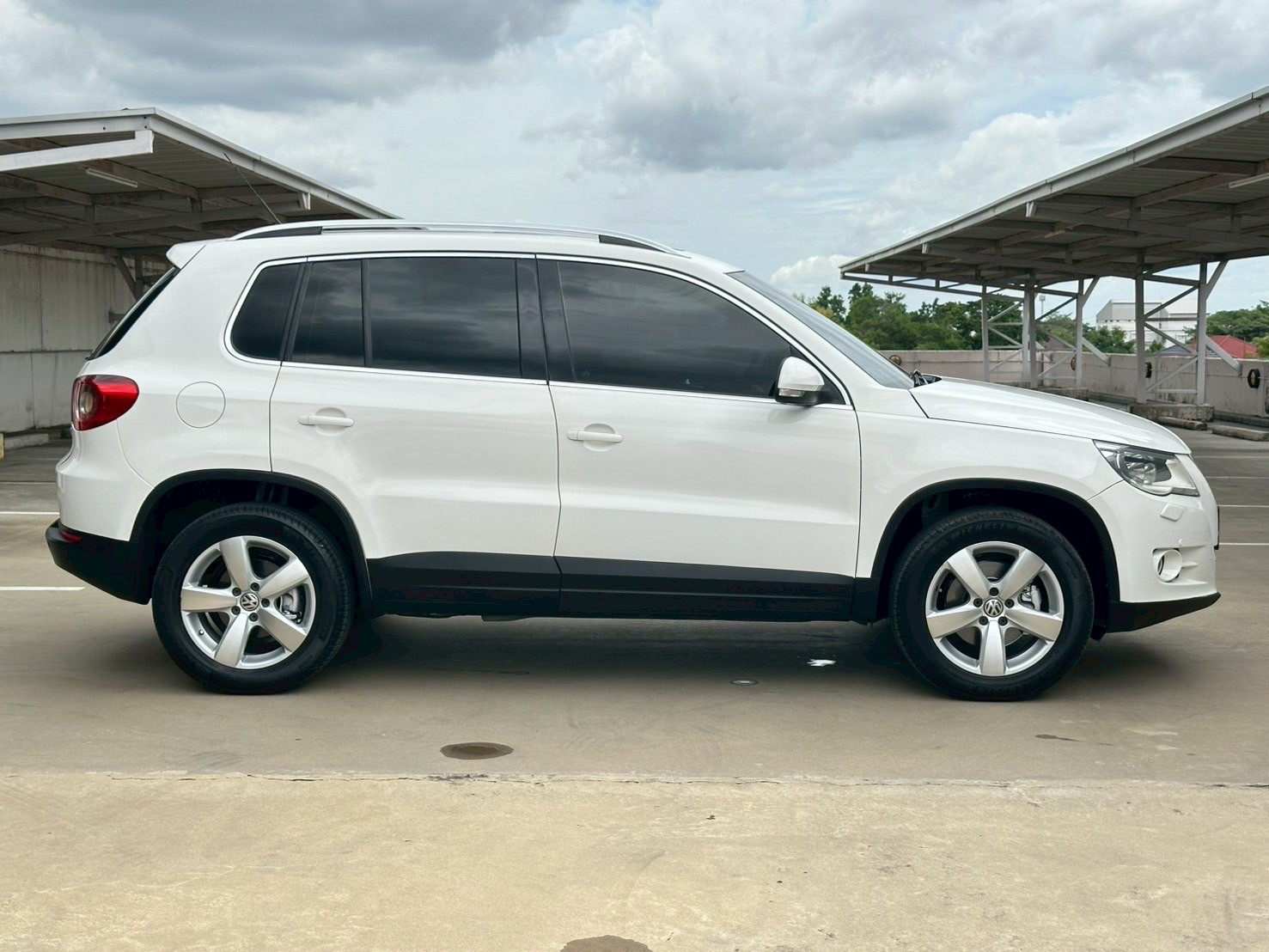 2010 Volkswagen Tiguan สีขาว (รูปที่ 5)